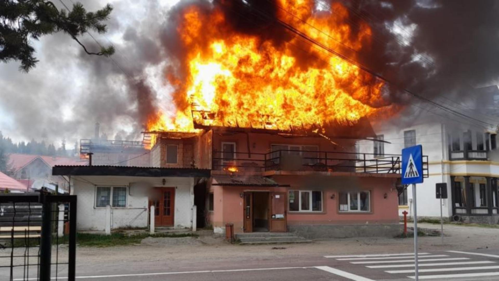 Explozie puterincă urmată de incendiu la un bloc
