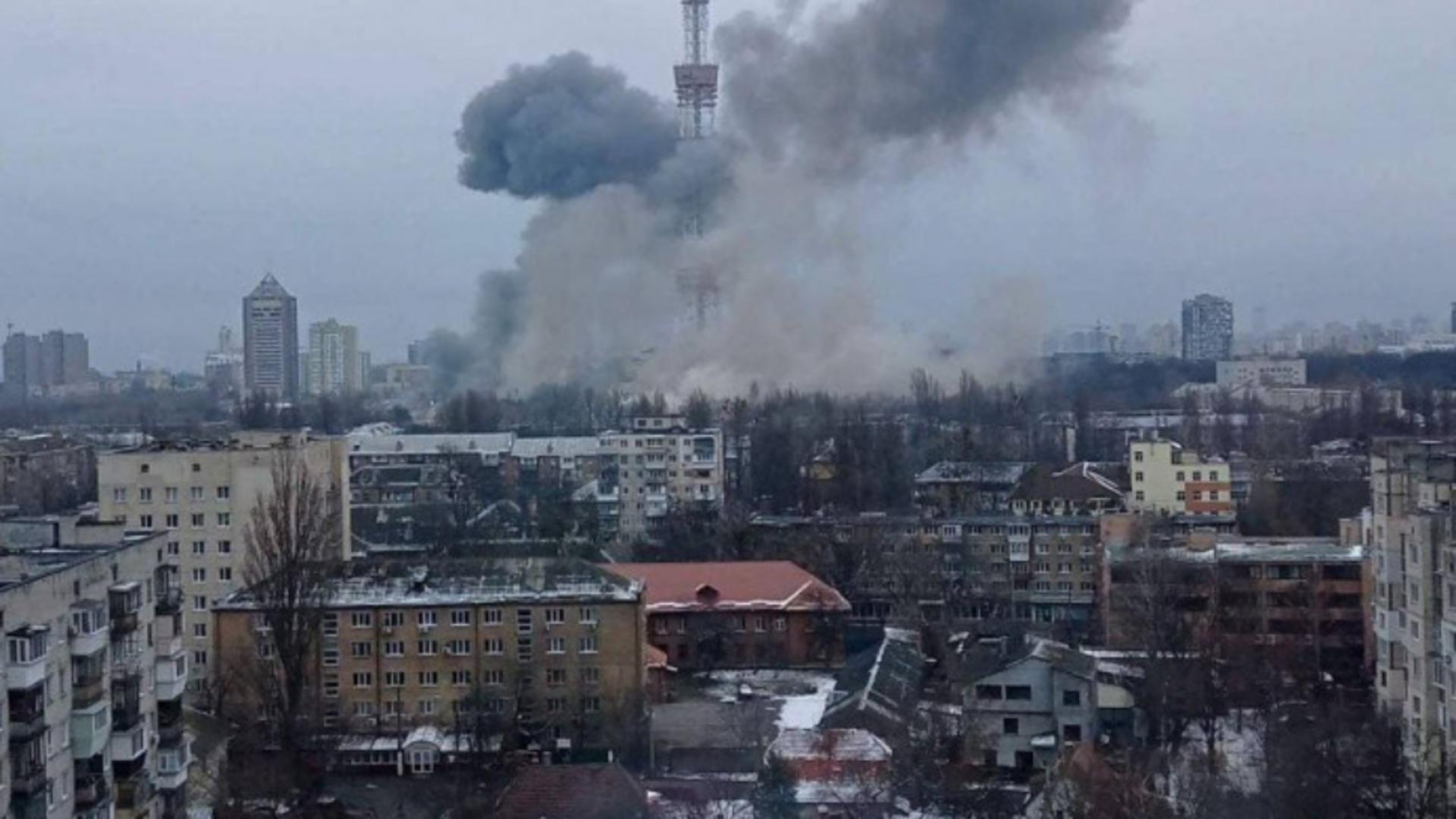 Civilii din Kiev FUG din ruine de teama bombardamentelor Foto: Profi Media