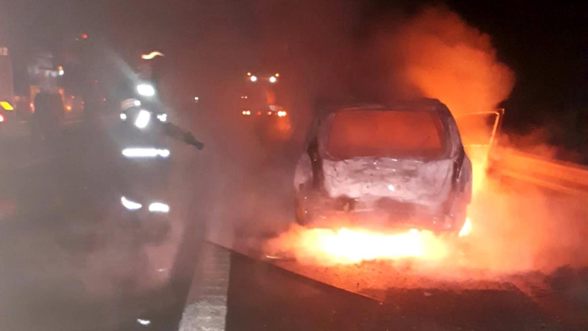 O mașină a luat foc pe autostrada A1