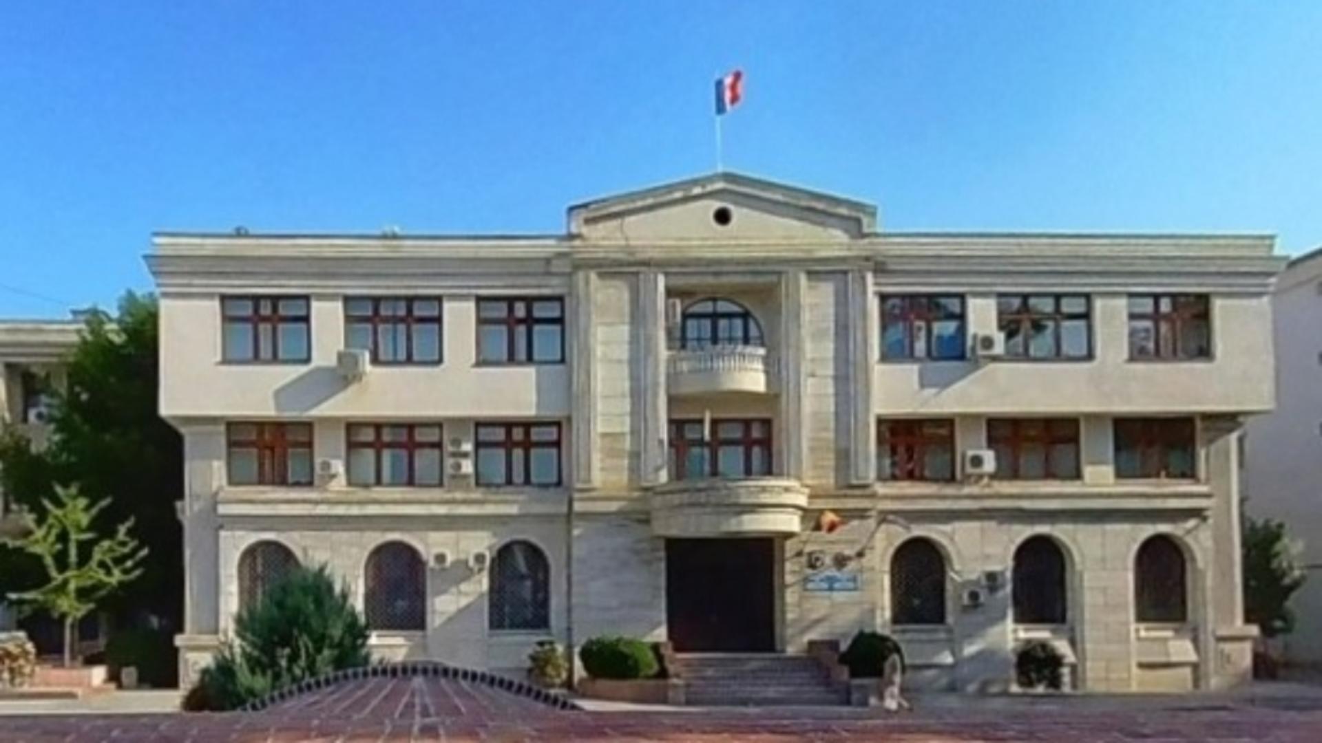 Risipă de bani publici: Primăria Focșani a dat 100.000 de euro pentru trimiterea unor plicuri care s-au întors la destinație