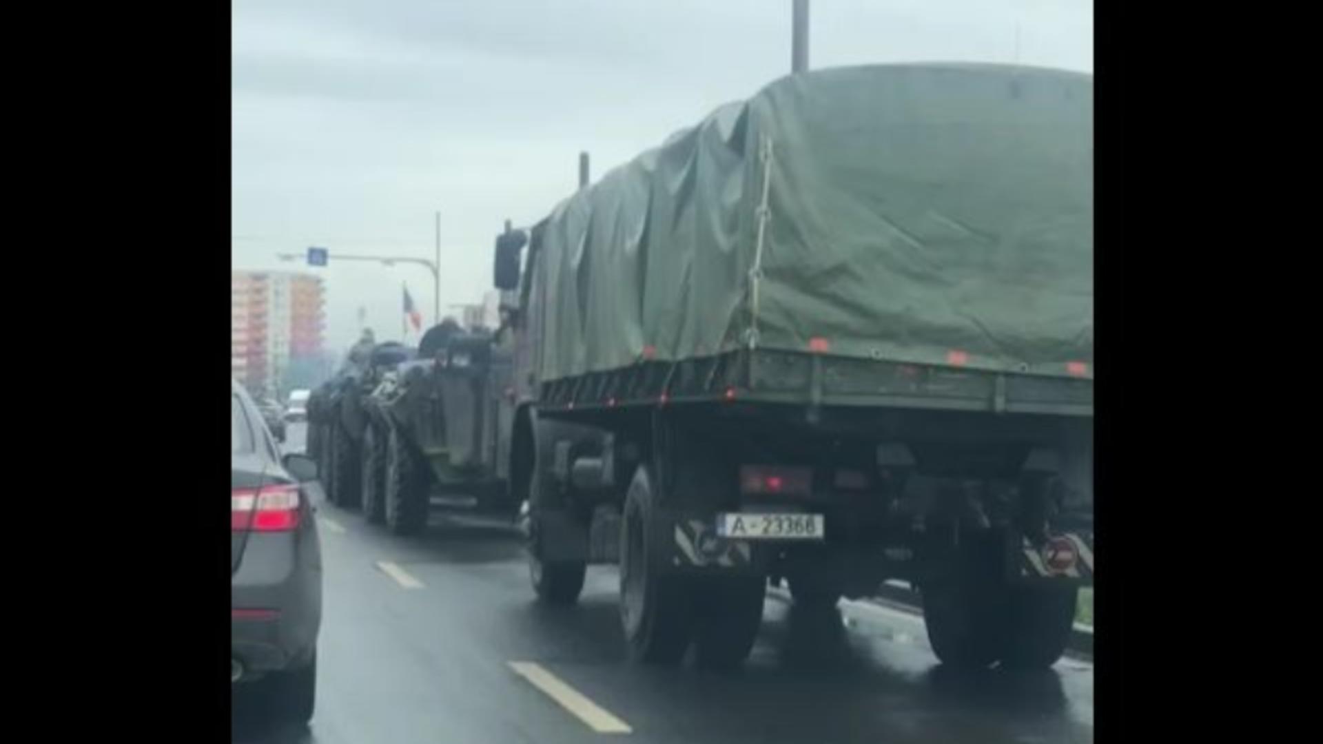 O coloană de blindate militare a fost surprinsă pe un drum din Tulcea