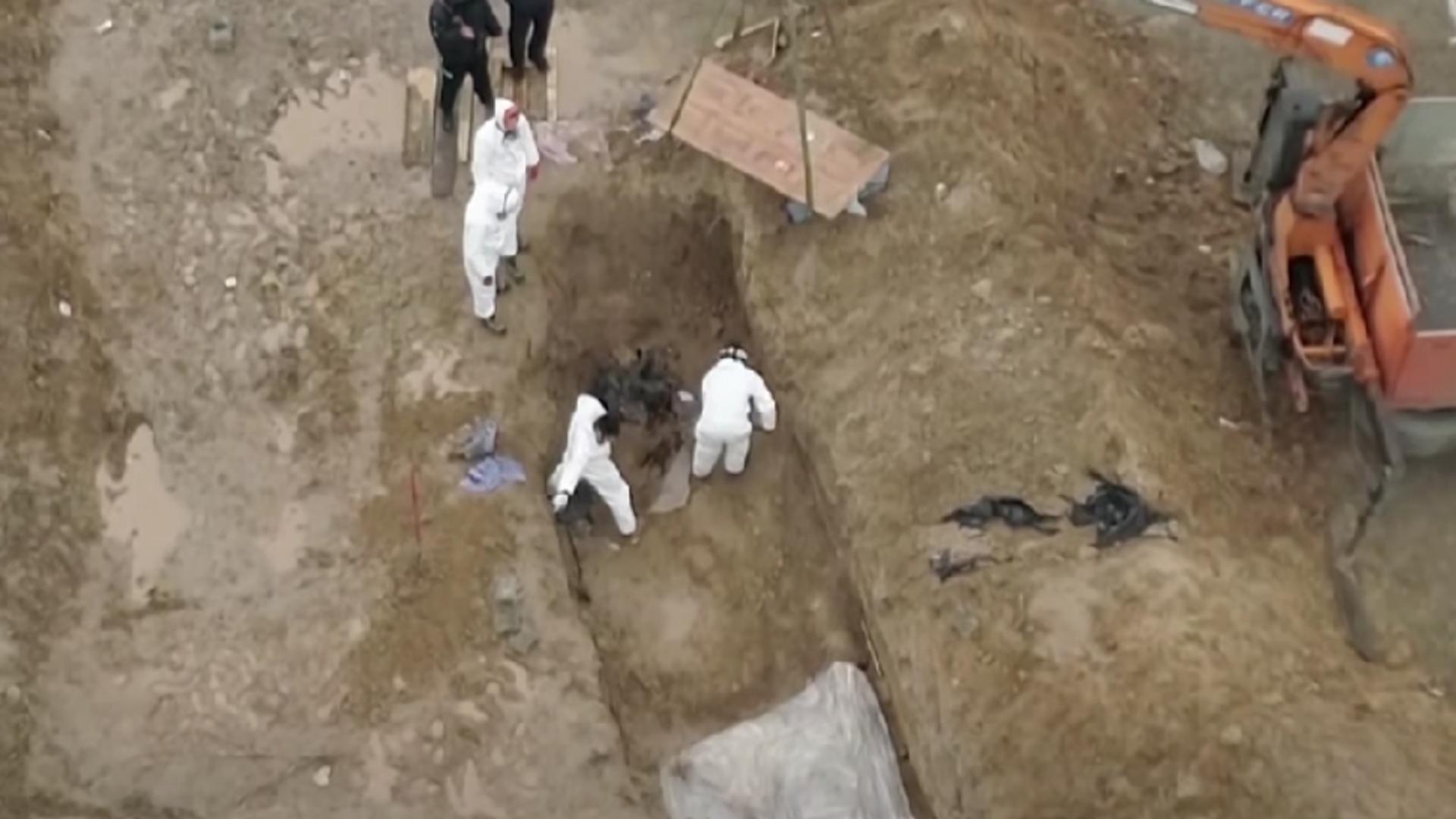 Cadavre găsite într-o groapă comună din Bucha / Captură Youtube
