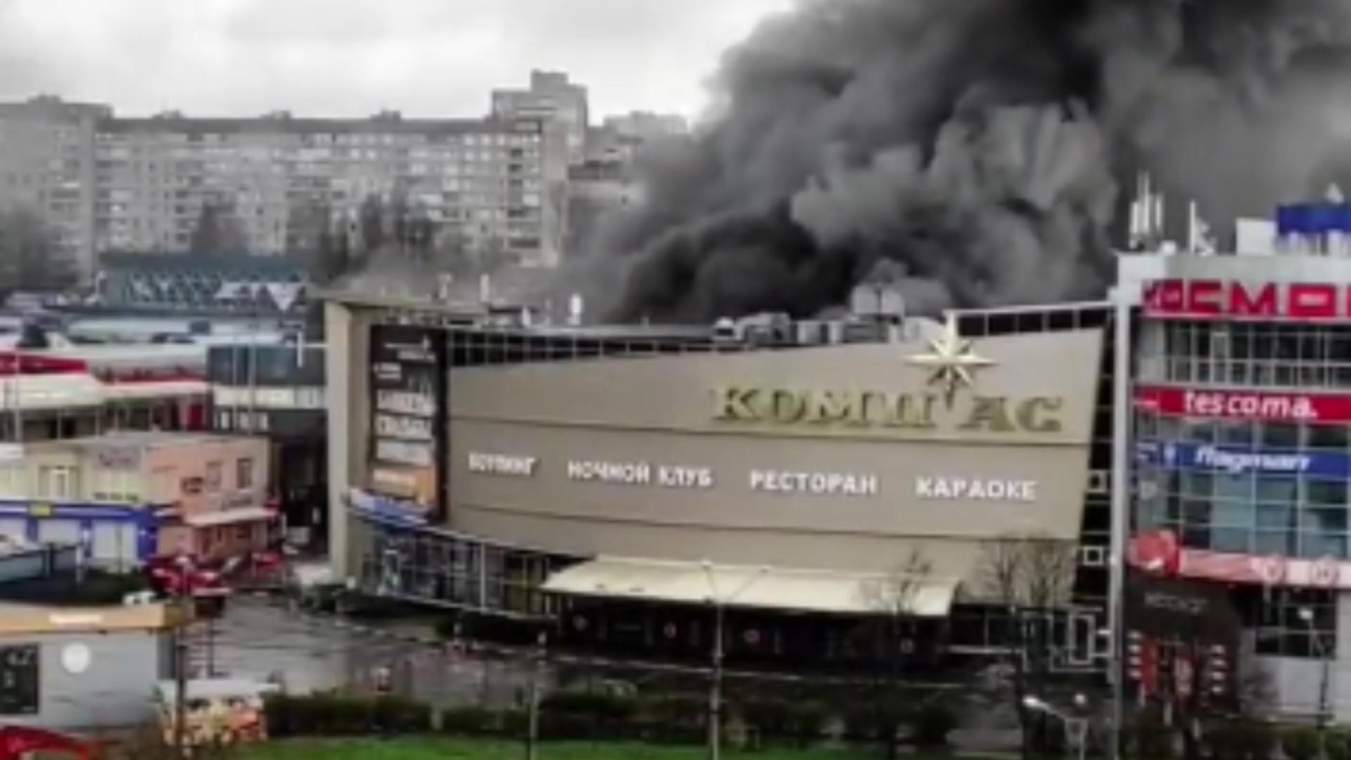 Centru comercial din Harkov, bombardat/ Foto: Twitter TPYXA News