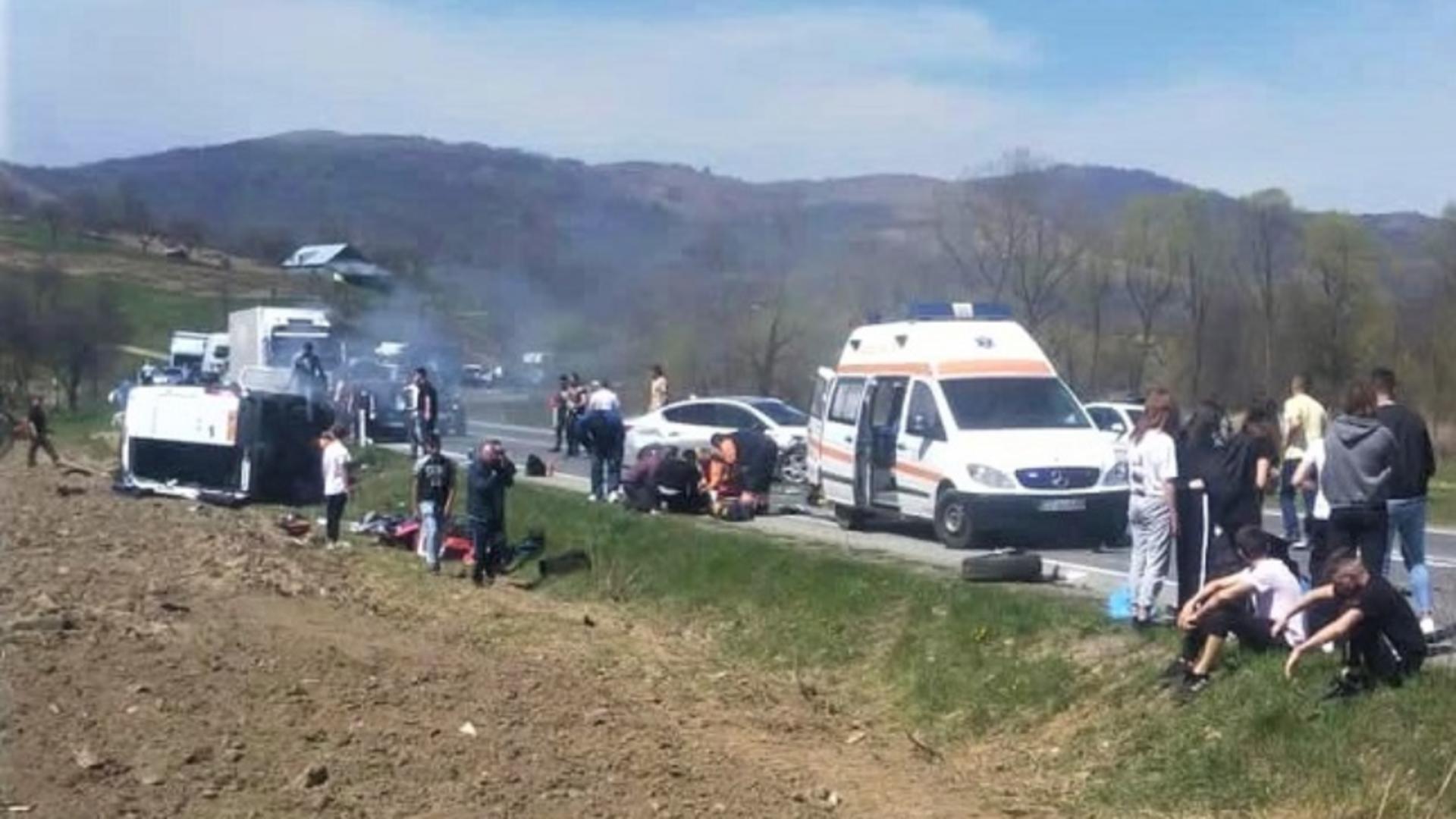 Accident cumplit între două microbuze și o mașină, la Caraș-Severin (Foto: expressdebanat.ro)