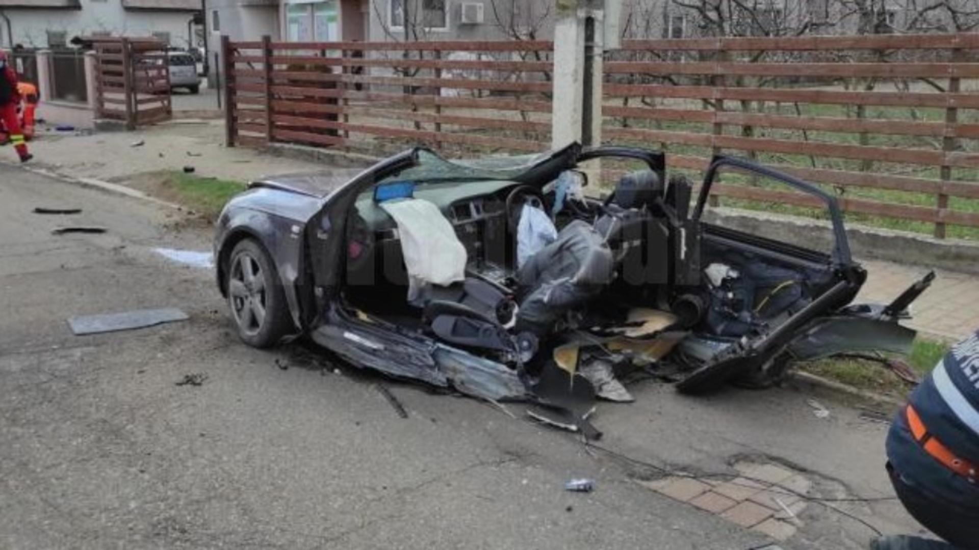 Un autoturism de lux s-a rupt în două, după impactul violent cu un stâlp