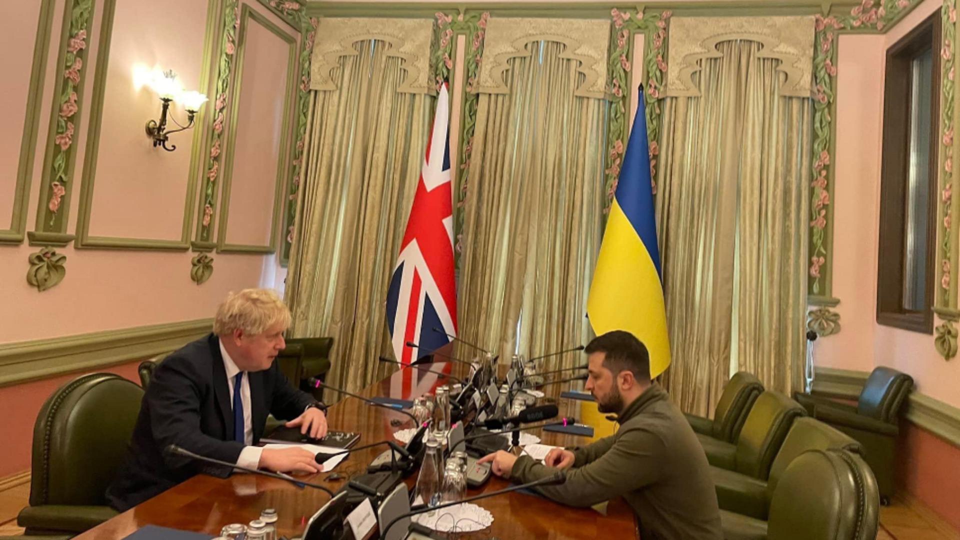 Întâlnire surpriză între Johnson și Zelenski. Foto/Ambasada Ucrainei