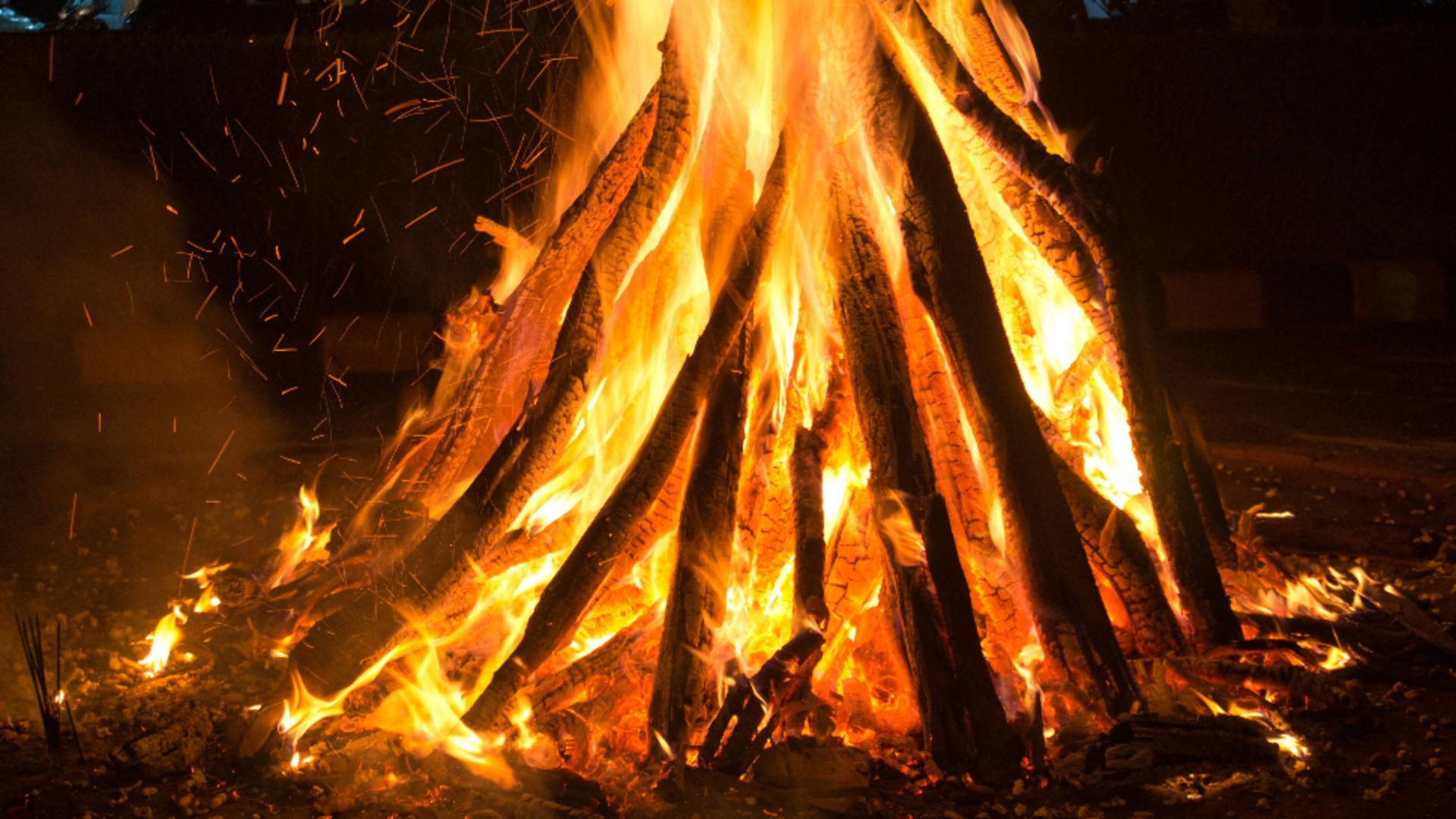  „Focul morţilor” are loc în Joia Mare, în unele zone din Moldova. Foto/Profimedia