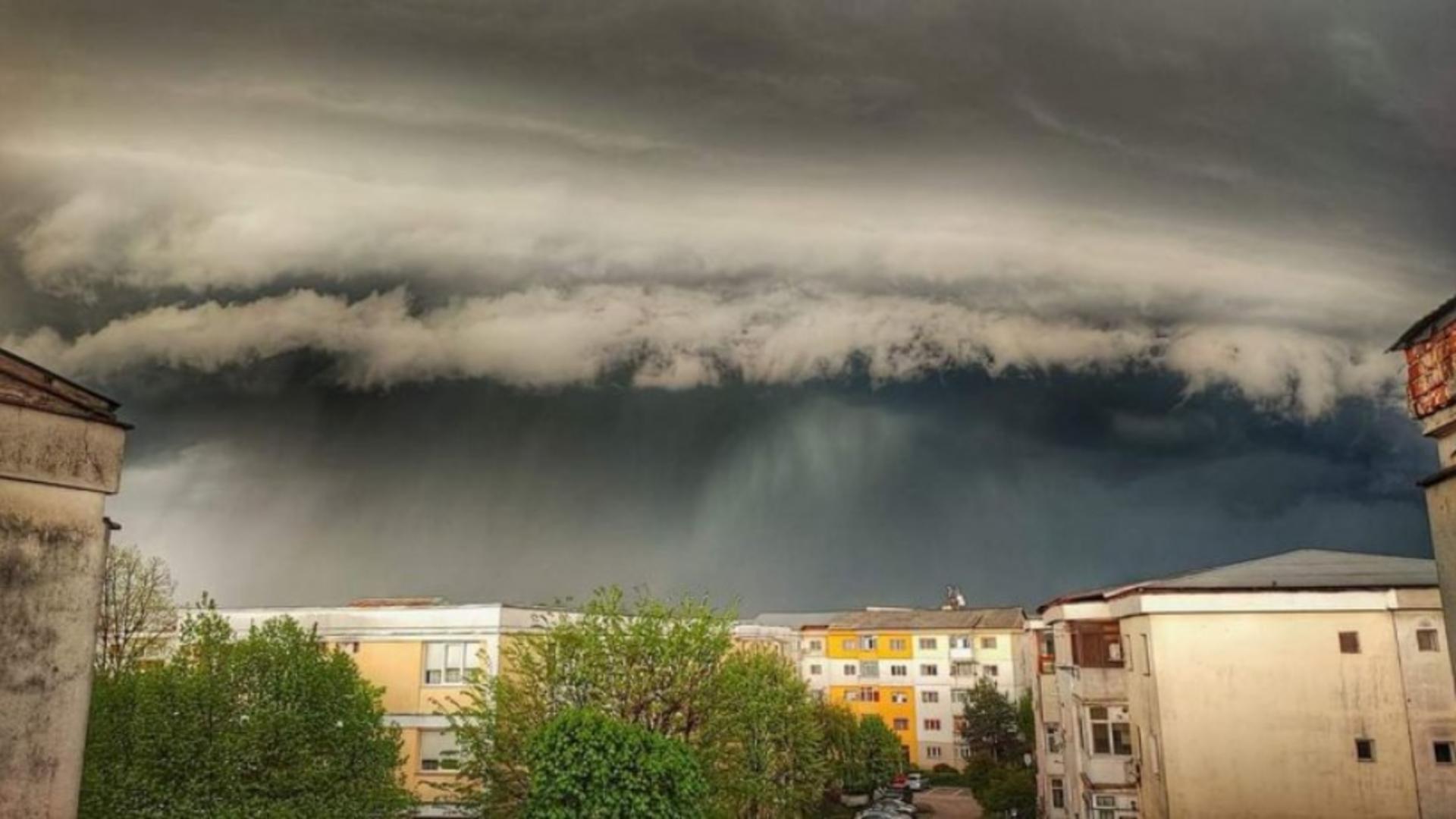 Fenomen spectaculos la Târgu Jiu - cerul, sufocat de nori apocaliptici / Foto: igj.ro
