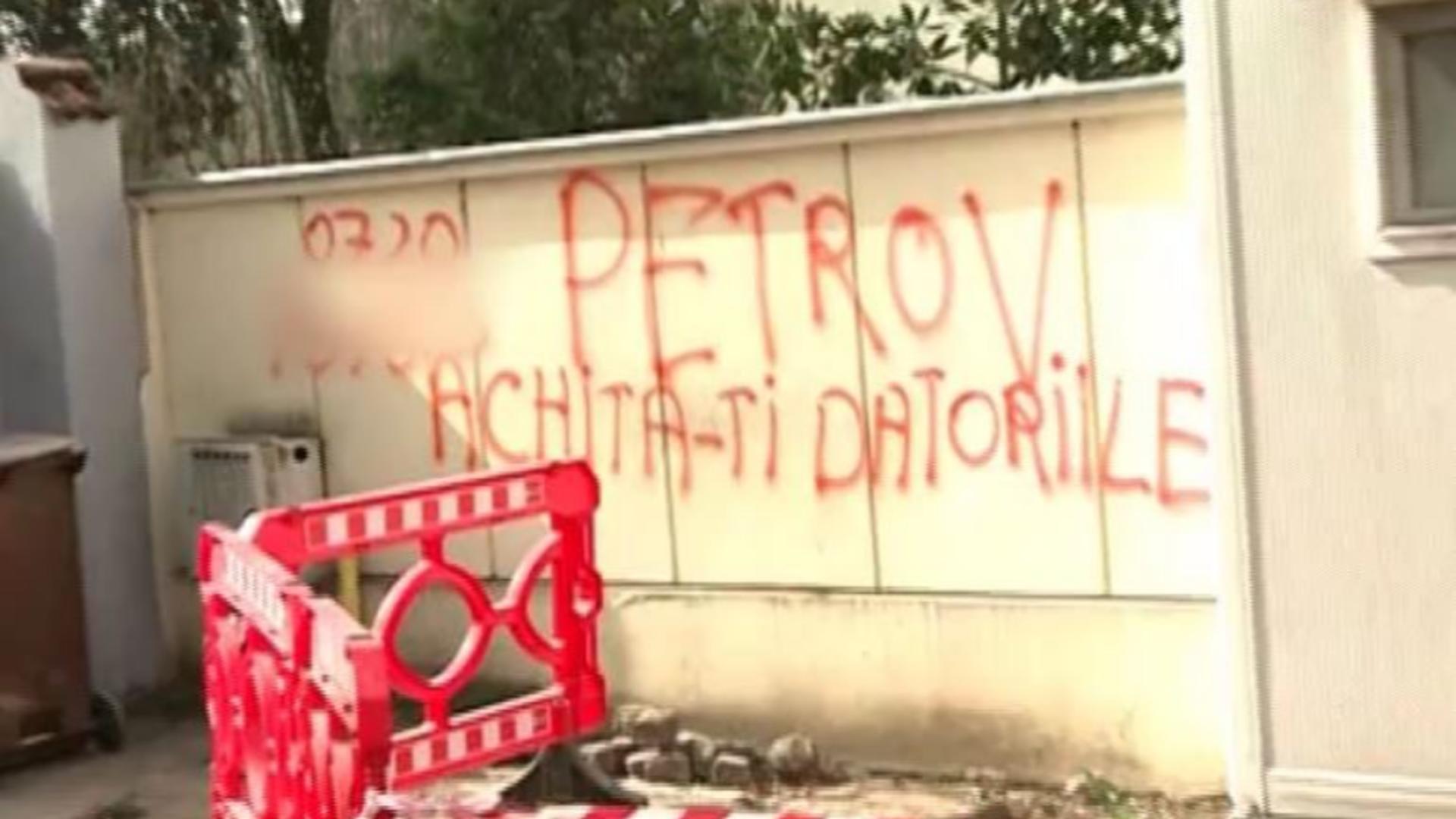 Gardul casei lui Băsescu a fost vandalizat. Foto/Realitatea