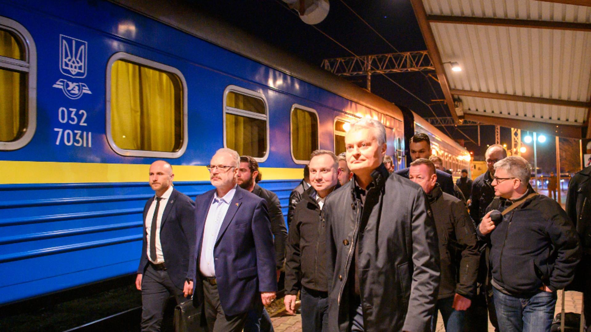 Cei patru şefi de stat, pregătiți să plece cu trenul la Kiev/ Foto: Twitter Gitanas Nauseda