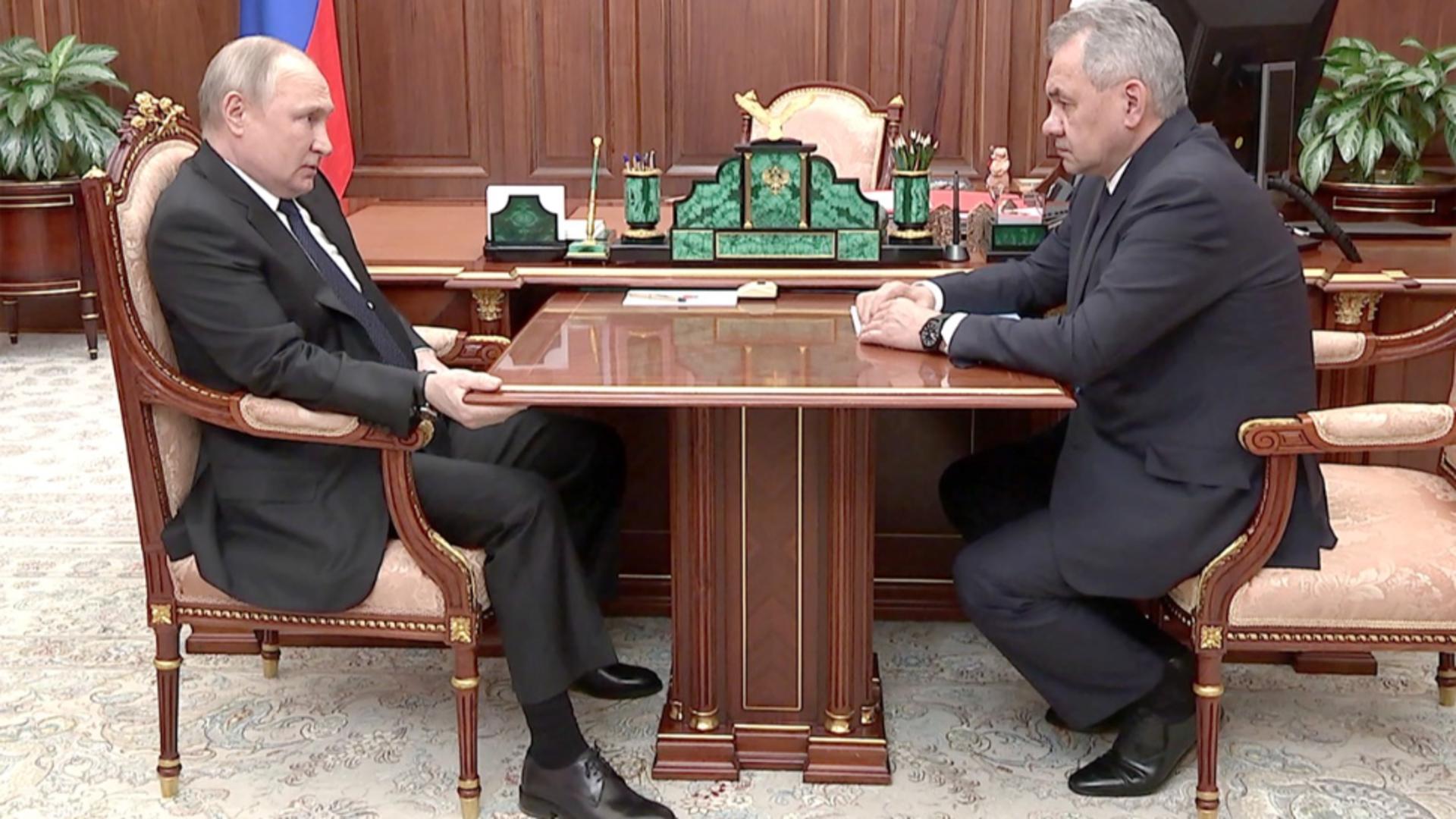 Vladimir Putin și Serghei Șoigu, ministrul rus al apărării Foto: Profi Media