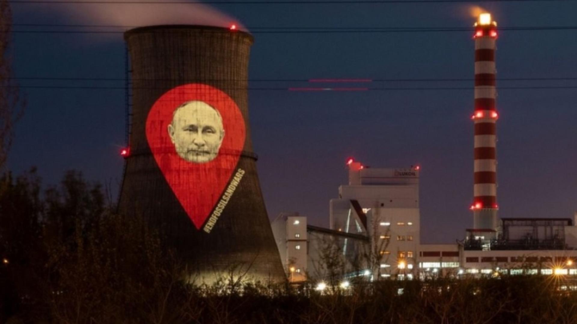 Chipul lui Vladimir Putin, proiectat pe rafinăria Lukoil din Ploiești