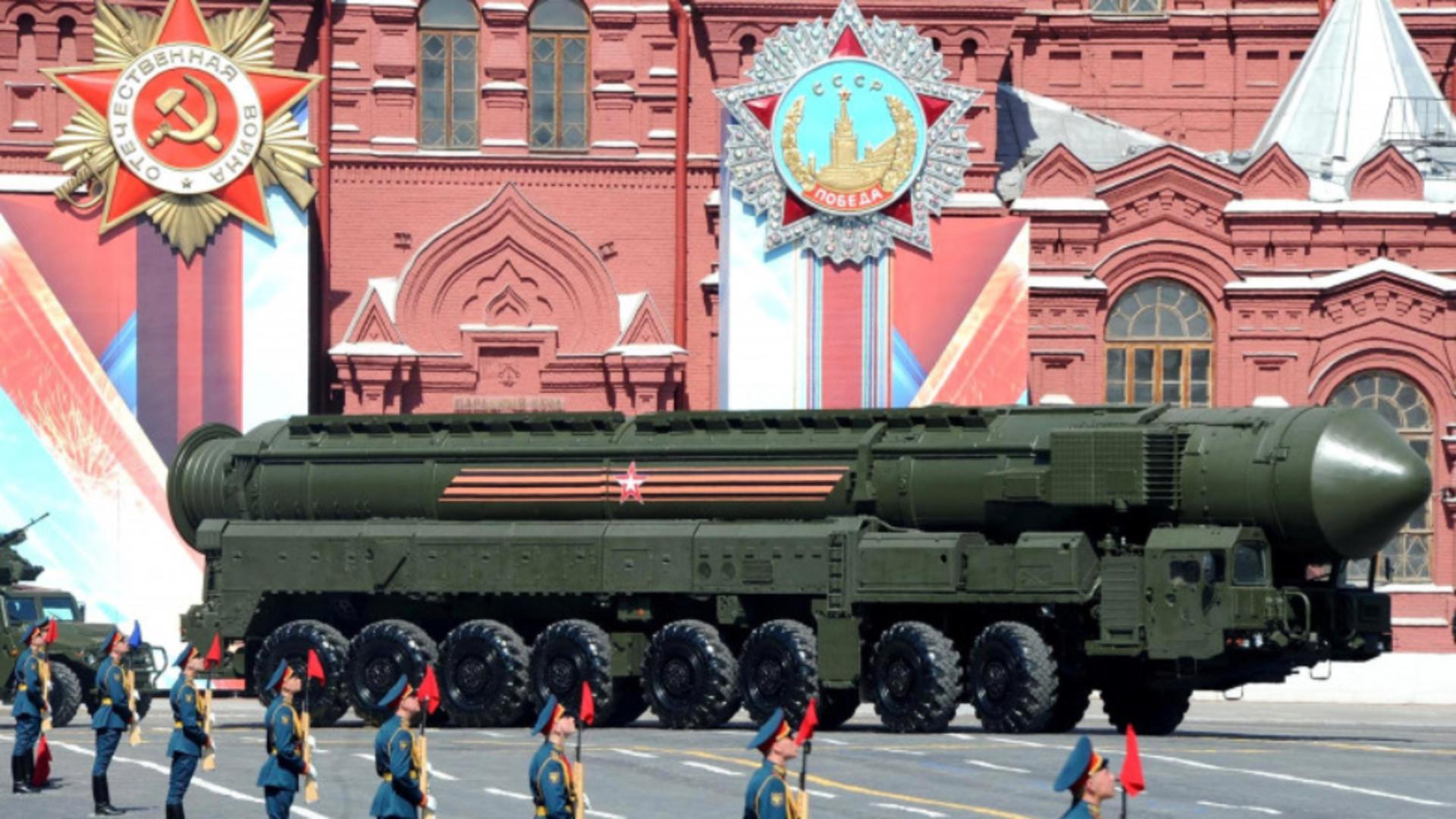 Rachetă nucleară pe transportator mobil, Rusia Foto: Profi Media