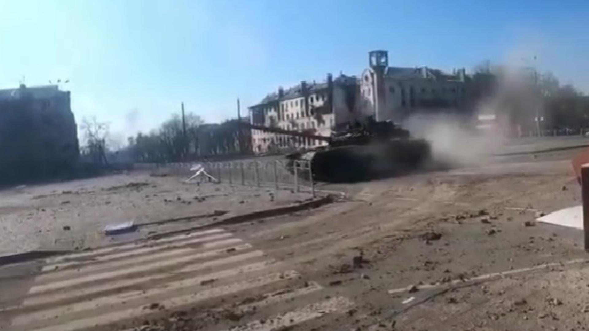 Război Ucraina. Cum sărbătoresc rușii cucerirea Mariupol: fac DRIFTURI cu tancurile pe străzile devastate