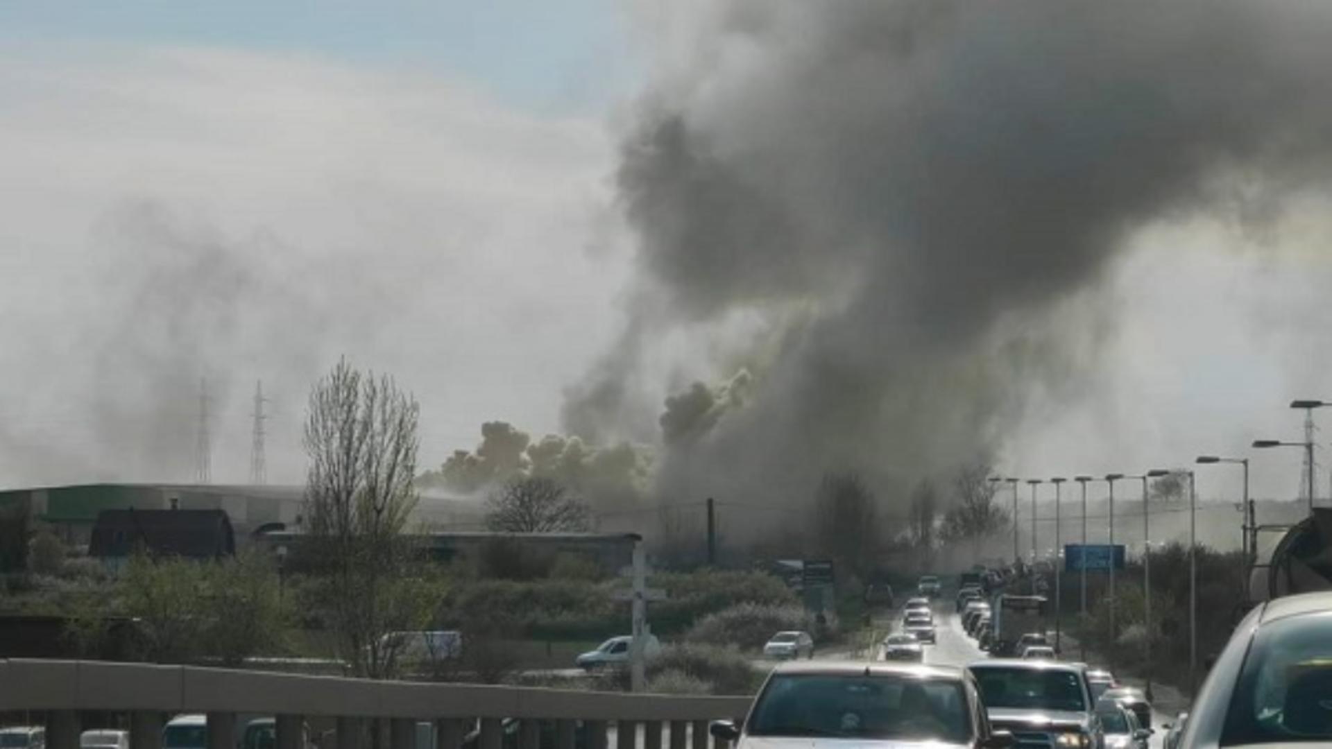 INCENDIU de proporții în Timișoara! O fostă fabrică de țigări a luat foc, degajări mari de FUM