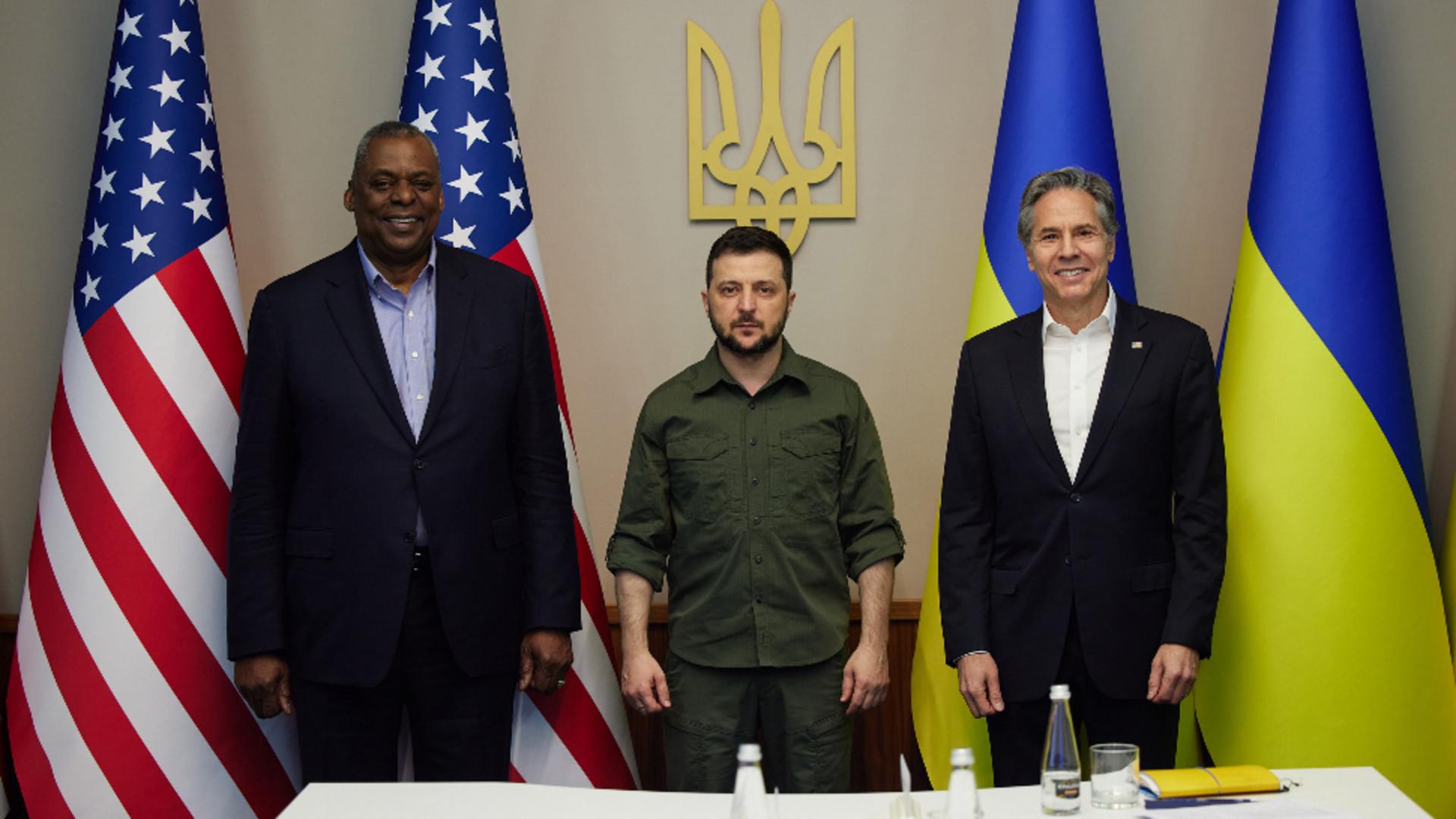 Șeful Pentagonului, Zelenski și Anthony Blinken, la Kiev. Foto/Profimedia