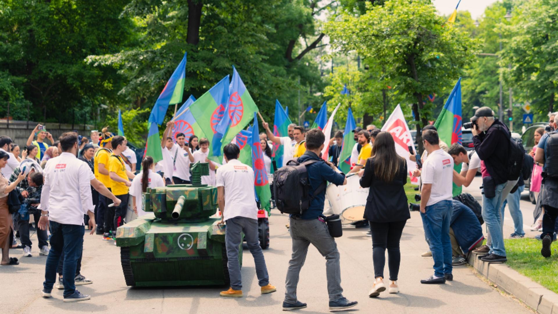 Protest INEDIT al comunității rome în fața ambasadei Rusiei la București: un tanc rusesc, adus la miting - FOTO