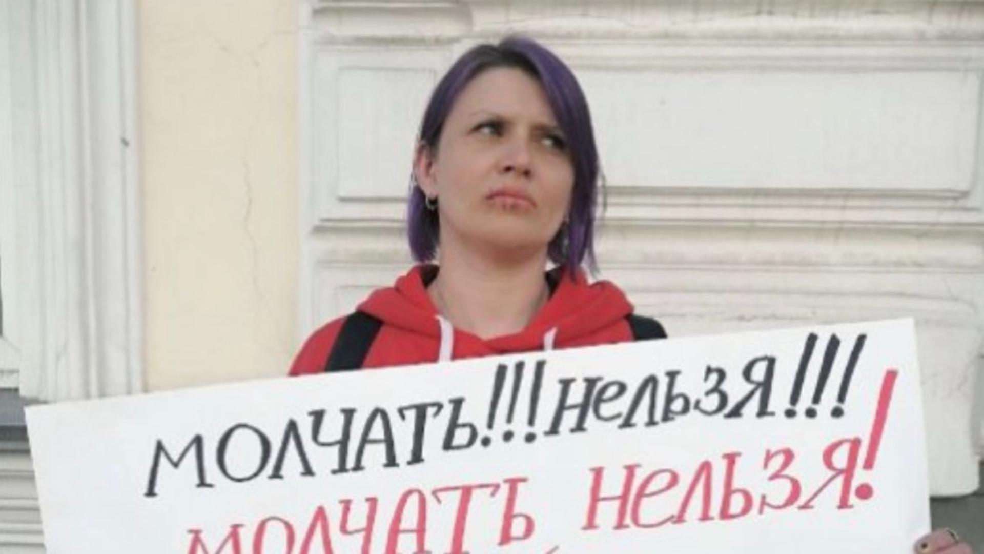 Nadejda Saifutdinova, activistă rusă care și-a cusut gura / Foto: Twitter Timothy Phillips