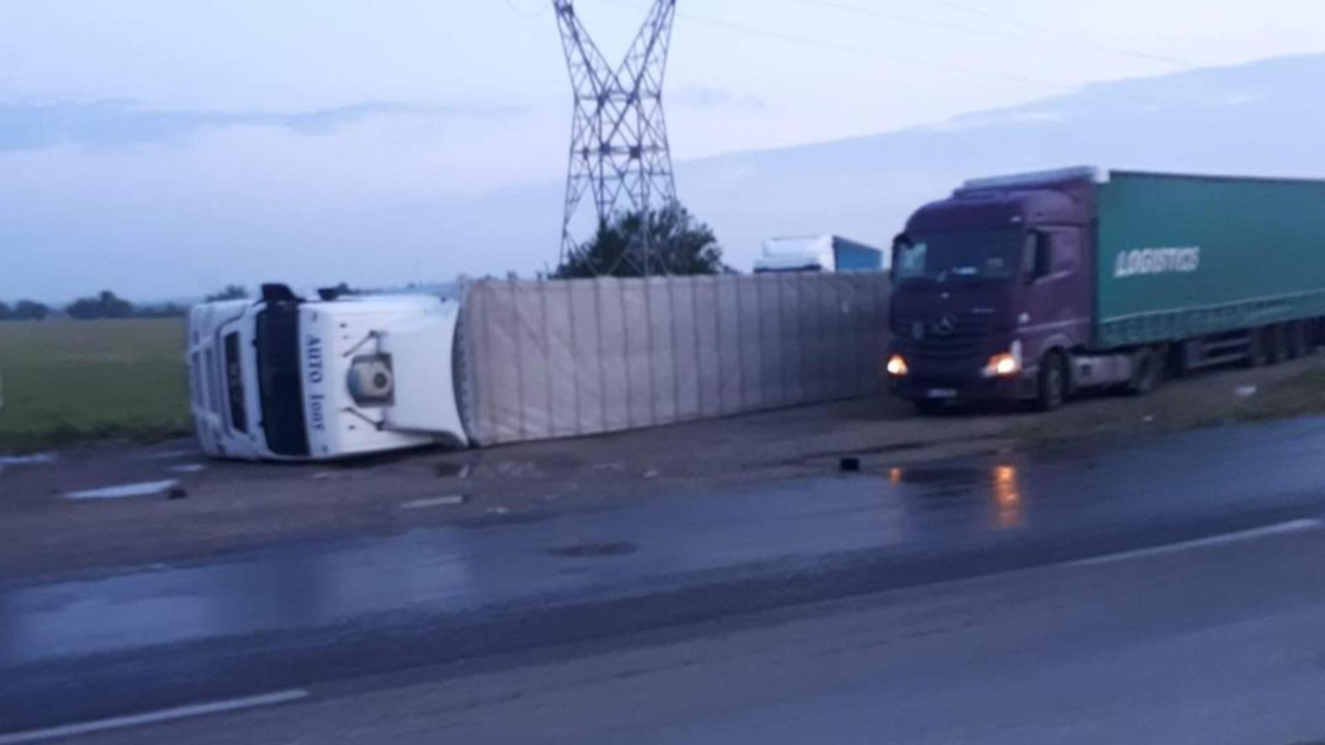 TIR-uri răsturnate de vânt și șoferi blocați în cabine, la Timișoara