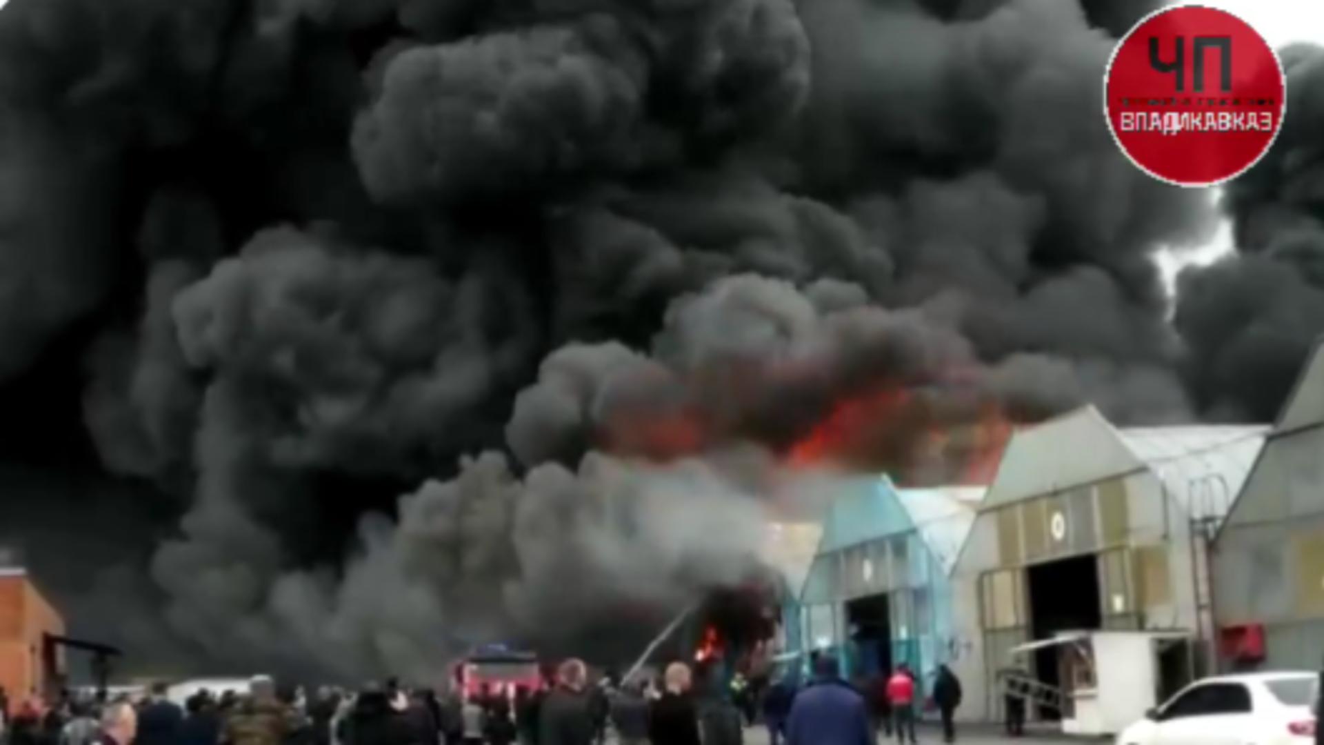 Incendiu piața Vikalina din Vladikavkaz / Captură Twitter TPYXA News