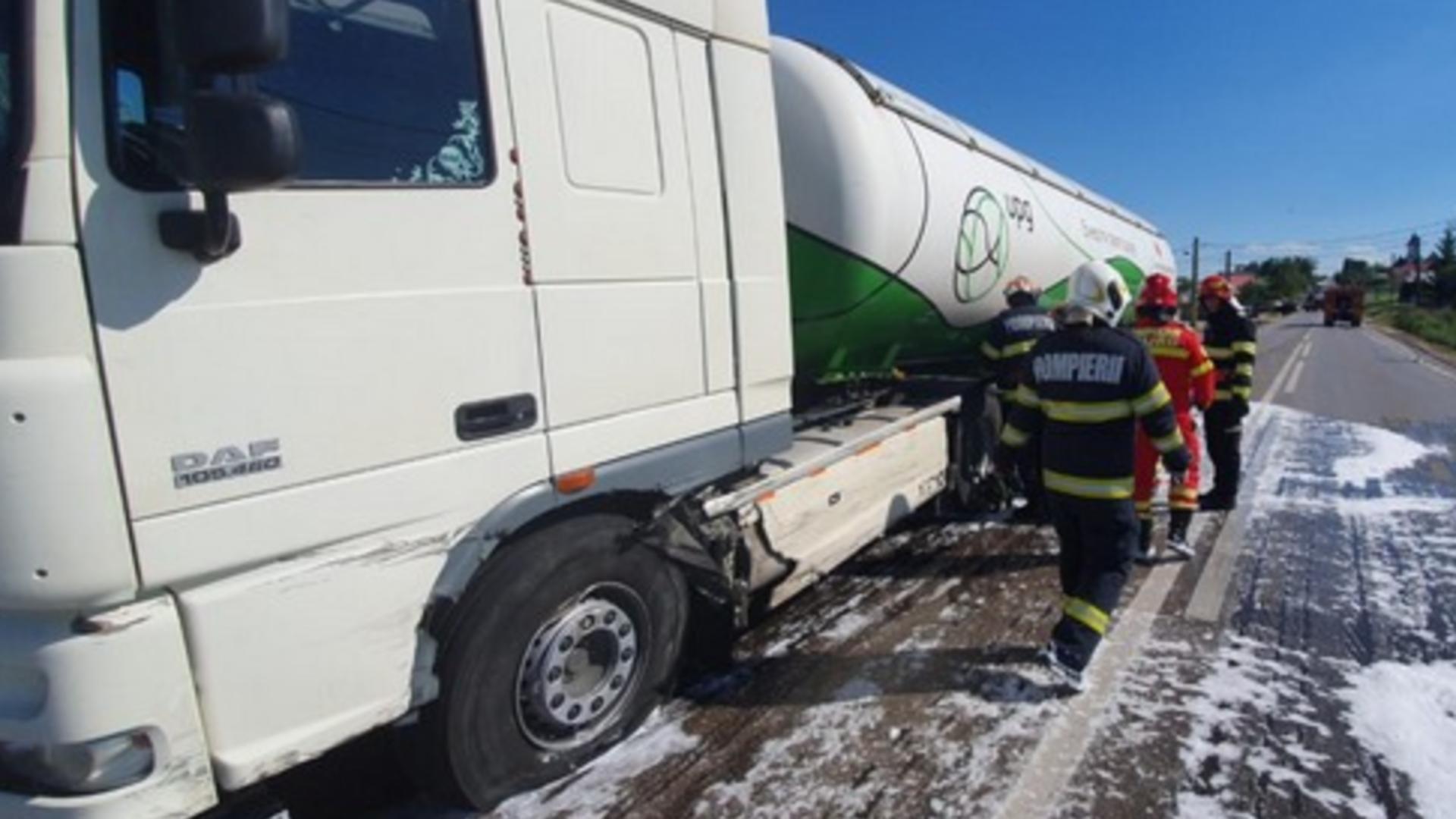 Pericol de explozie în Suceava: Rezervorul unei cisterne cu GPL, spart după o ciocnire pe E 85