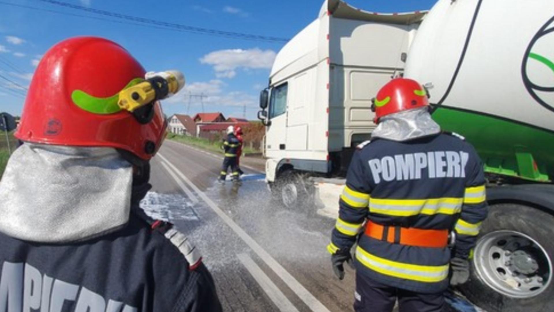 Pericol de explozie în Suceava: Rezervorul unei cisterne cu GPL, spart după o ciocnire pe E 85