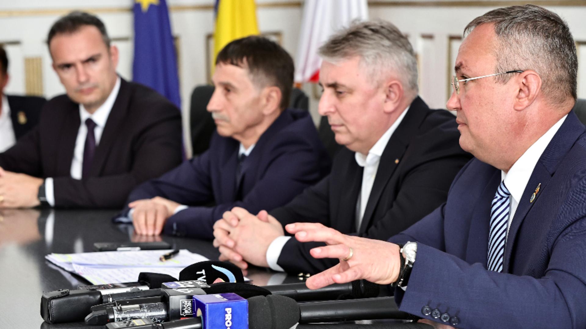 Conferință de presă susţinută de premierul Nicolae-Ionel Ciucă după vizita de lucru în judeţul Alba. Foto/Guvern