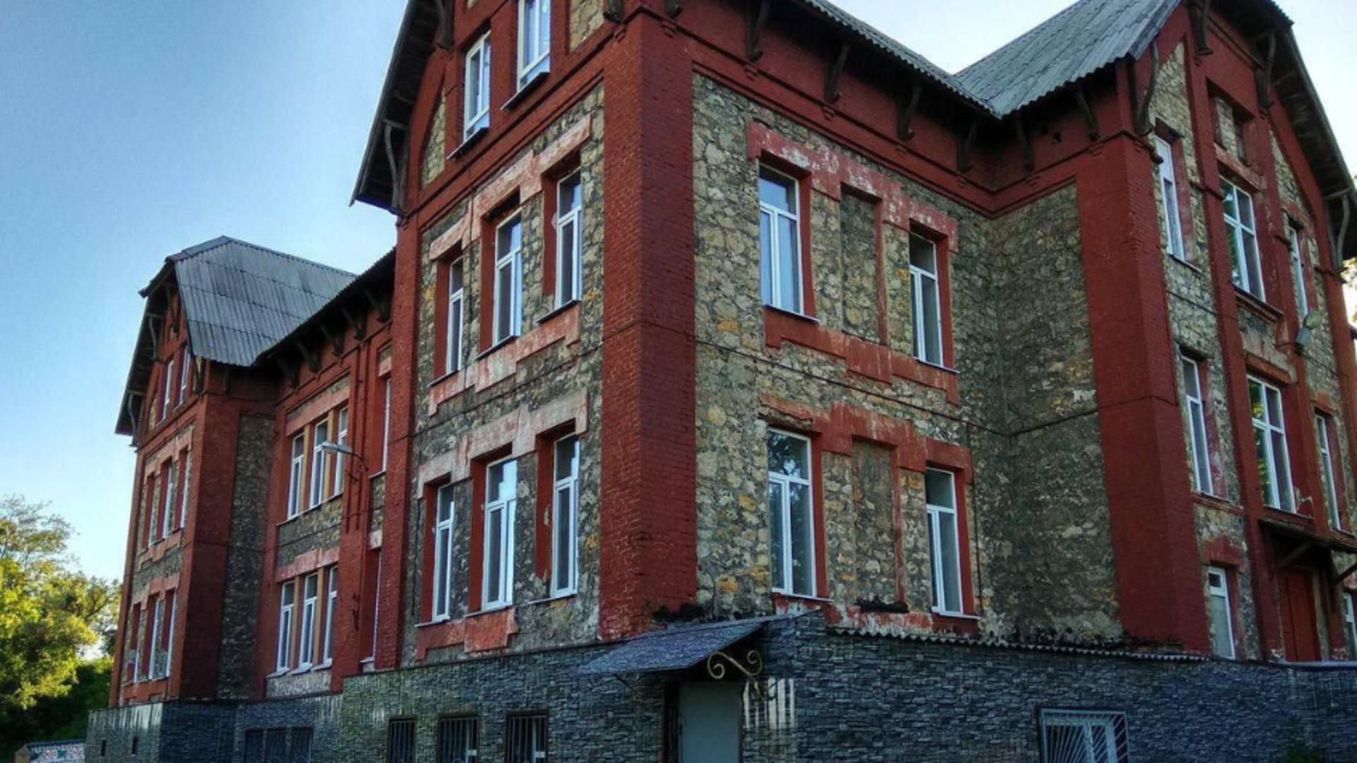 FOTO Una dintre cele mai frumoase școli din Ucraina, distrusă de rachetele rusești: clădirea a fost construită în secolul al XIX-lea
