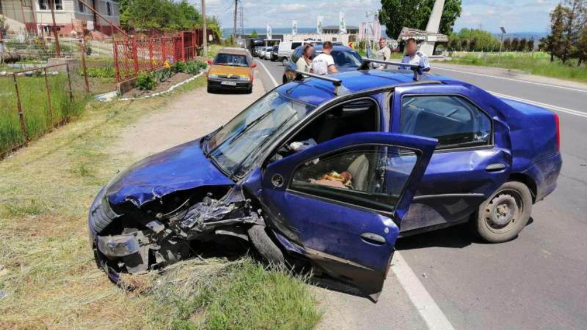 Accident cu 3 mașini, în Cluj: 6 adulți și un copil de un an, transportați la spital