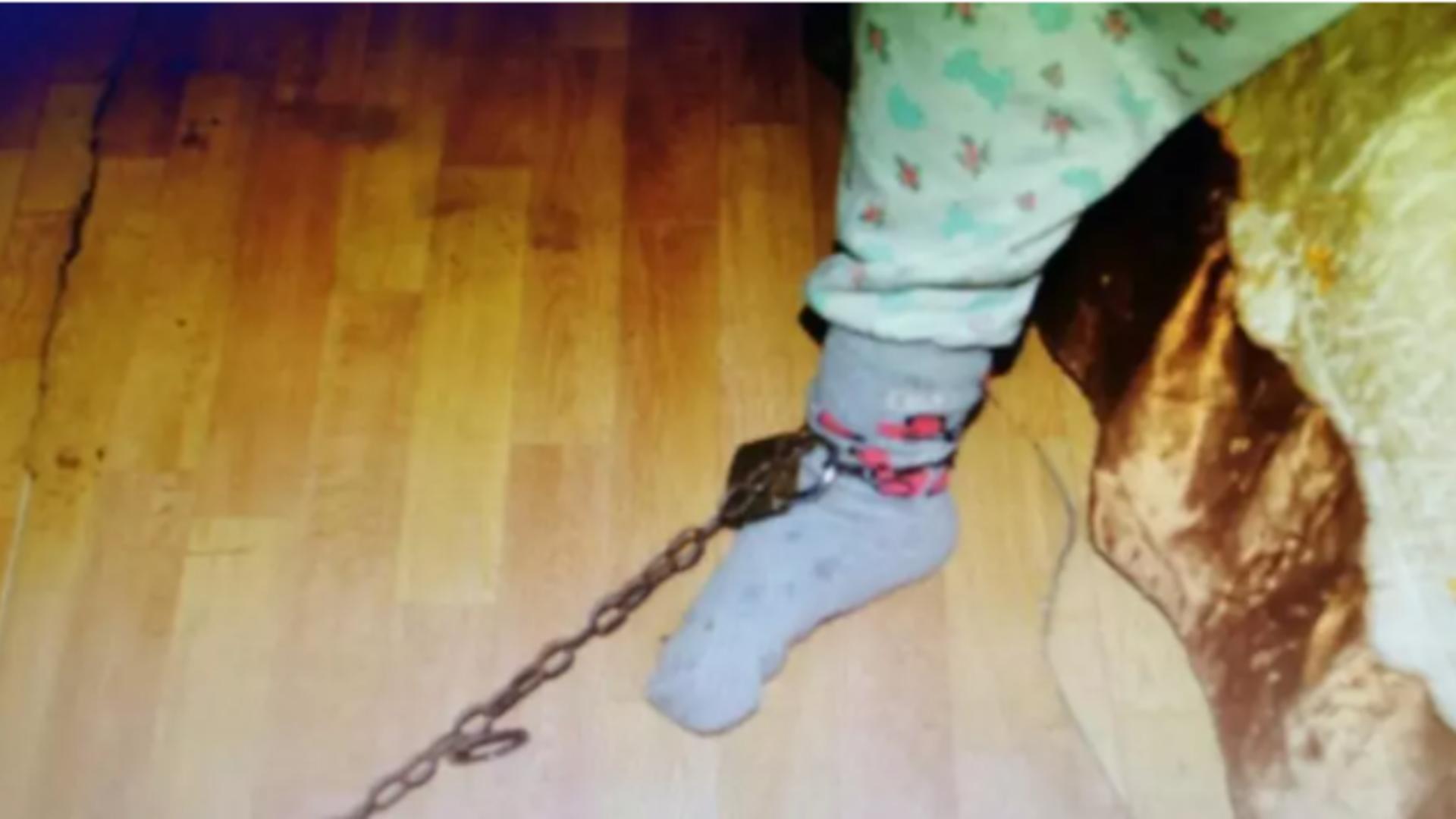 Copilă legată cu lanțul de piciorul patului/ Foto: Poliție Dolj