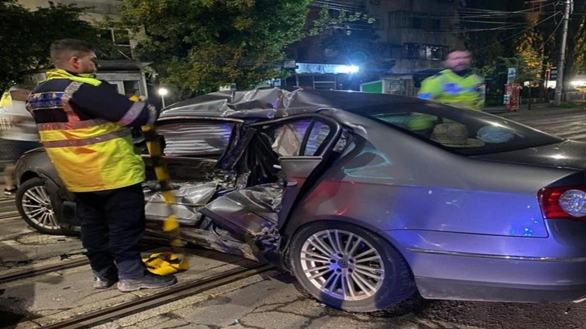 Mașină spulberată de tramvai, la Iași: două victime - autoturismul, târât 15 metri / Foto: bzi.ro