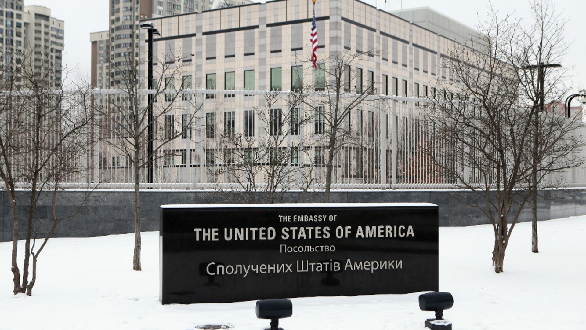 Americanii își păzesc ambasada din Ucraina. Foto/Profimedia
