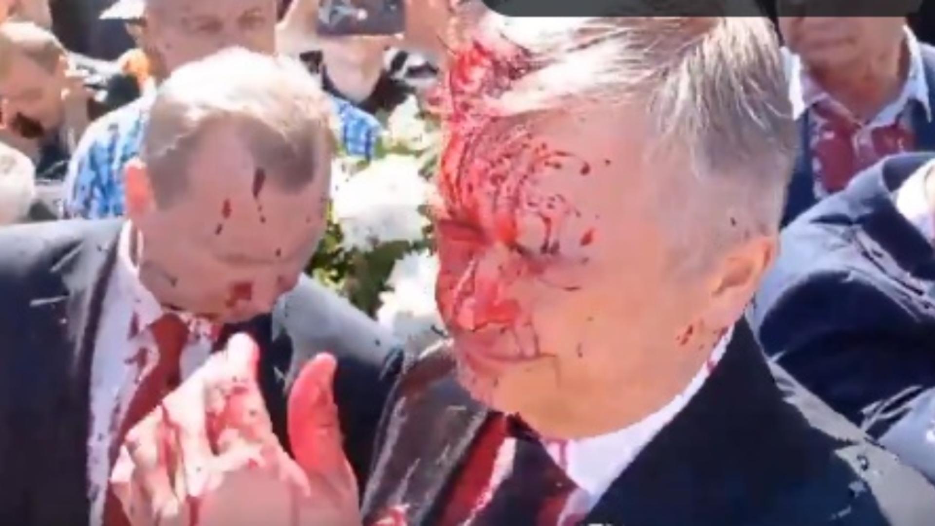 Ambasadorul Rusiei, ATACAT cu vopsea roșie! Oficialul depunea jerbe de flori la cimitirul soldaților sovietici - VIDEO