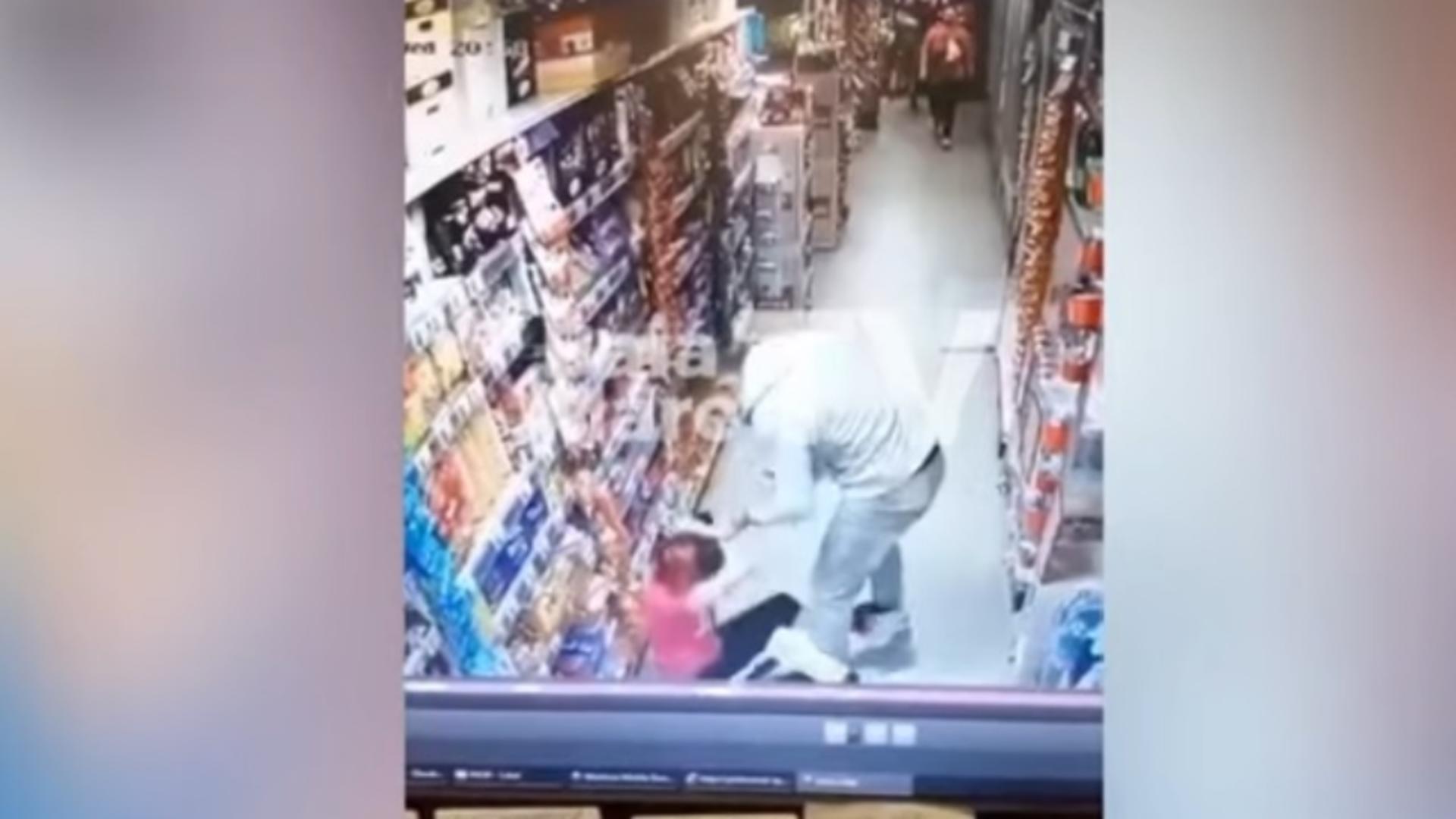 Femeie bătută în supermarket 
