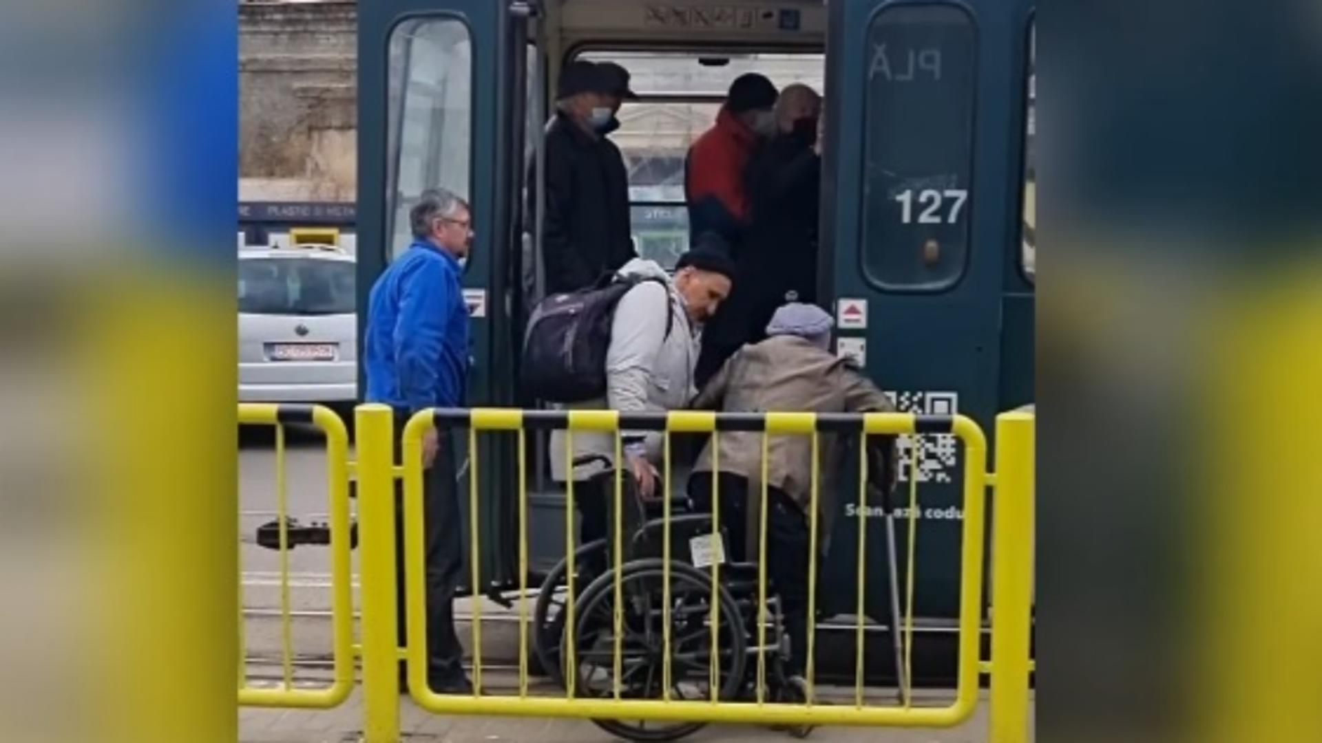 Femeie cu dizabilități, umilită la urcarea într-un tramvai din Iași