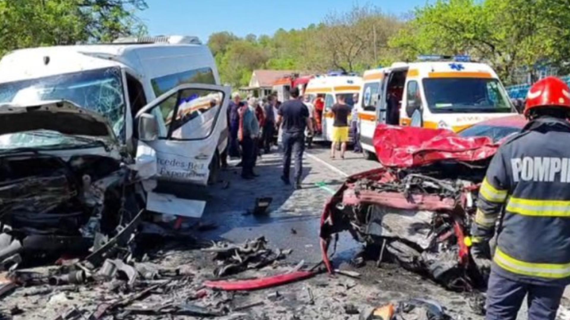 Accident GRAV de microbuz în județul Iași - 6 VICTIME după impact. Una este încarcerată Foto: Ziarul de Iași