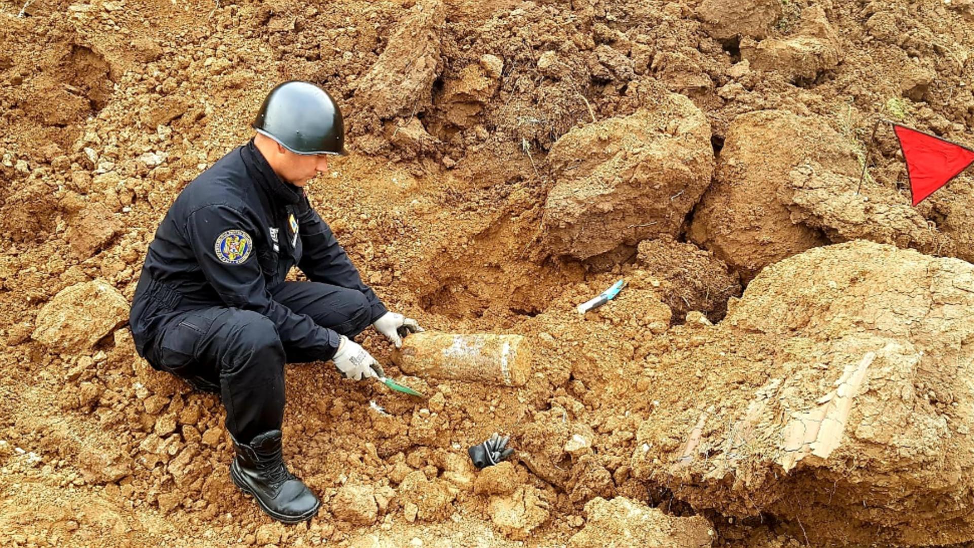 Proiectil exploziv de 152 mm, găsit pe un islaz din Giurgiu. Foto/ISU Giurgiu