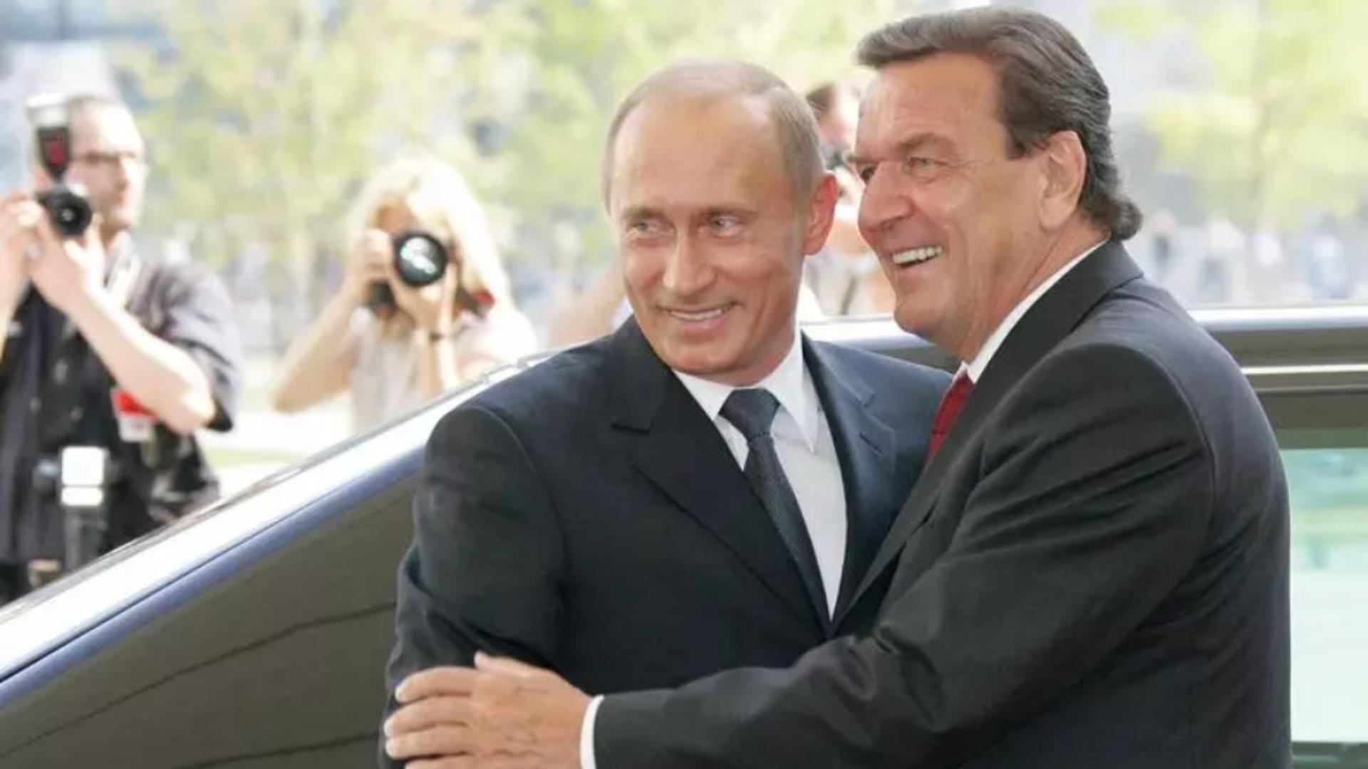 Gerhard Schröder, apropiat de Putin, pleacă din conducerea gigantului rus Rosneft, de teama sancțiunilor