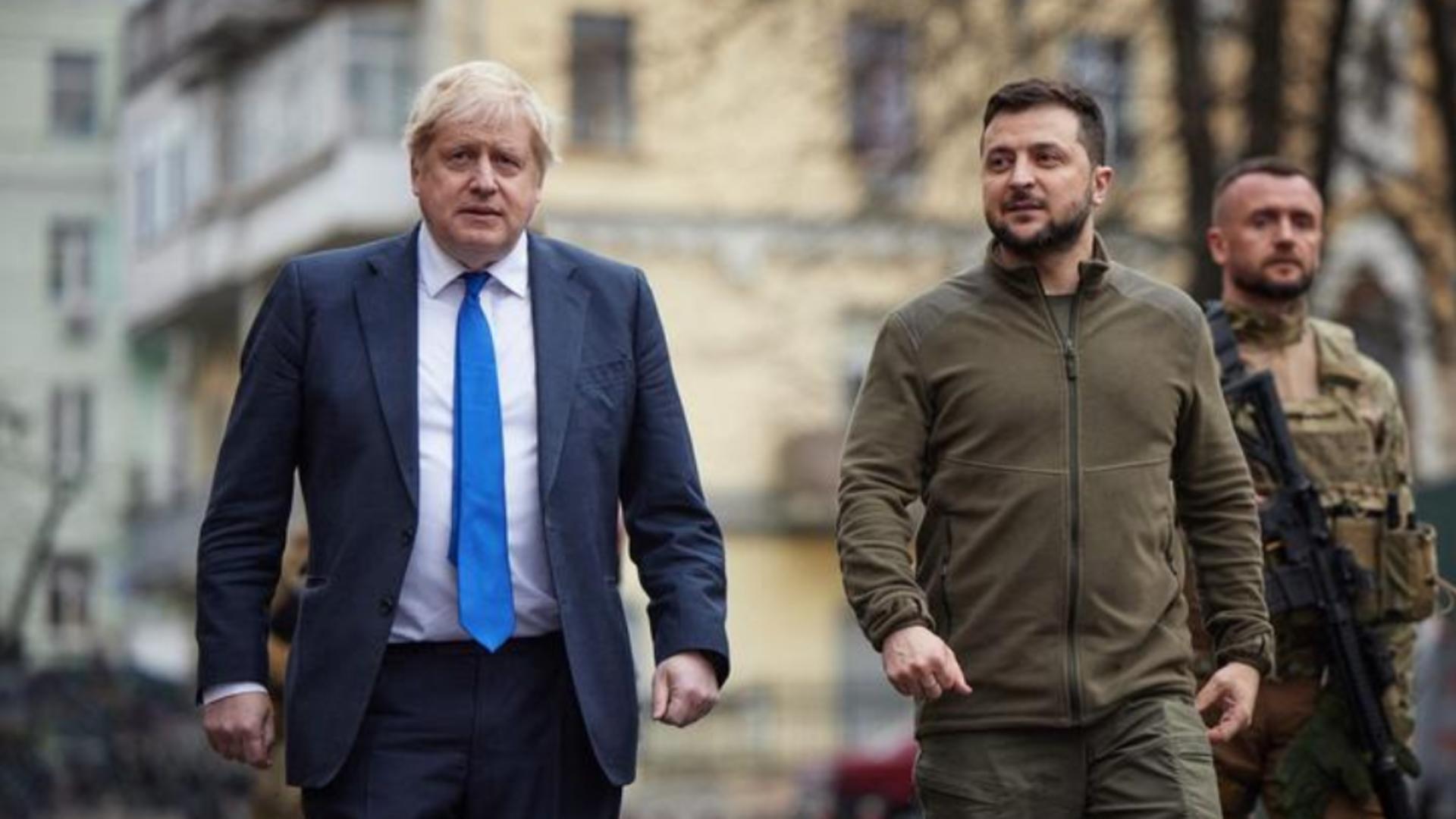 Boris Johnson și Zelenski pe străzile din Kiev. Foto/Profimedia 