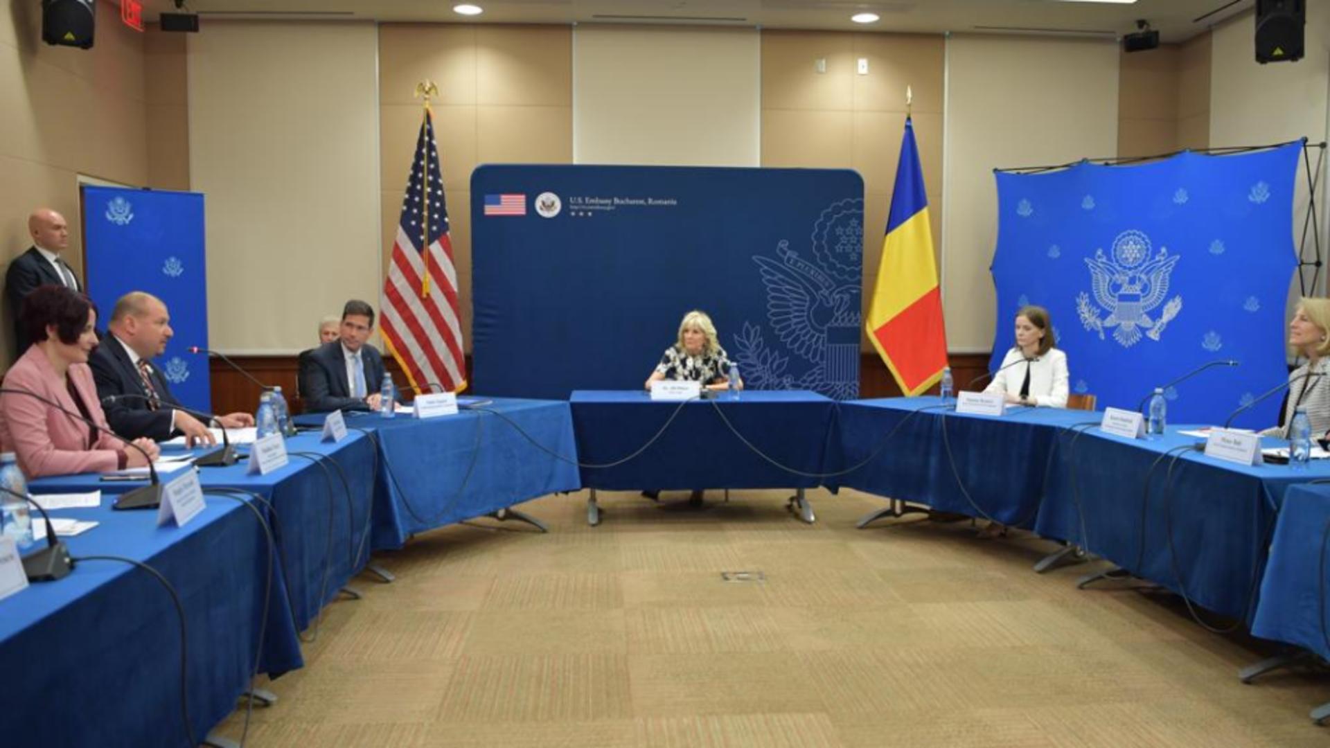 Mădălina Turza (stânga) și Jill Biden, la Ambasada SUA din Capitală. Foto/Guvern