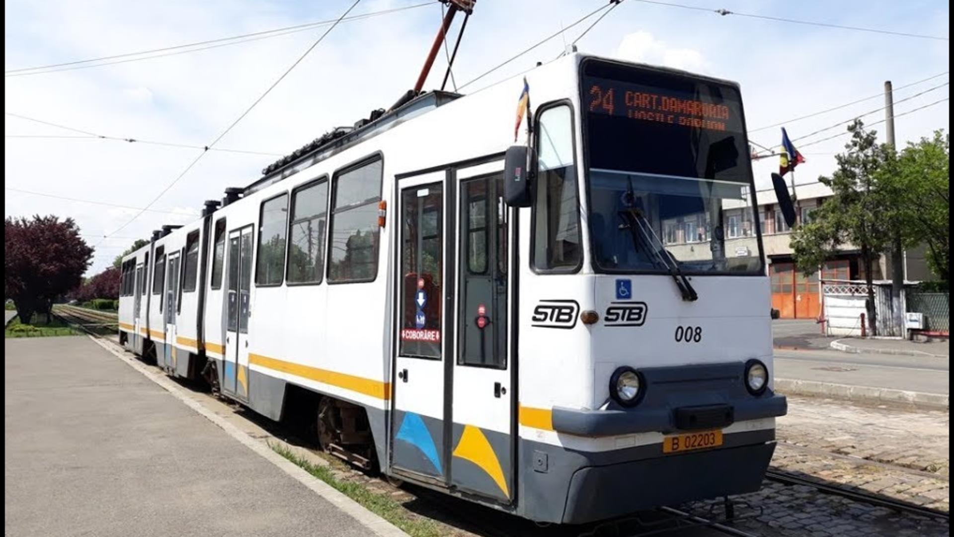 Accident în Capitală - Două mașini s-au ciocnit cu un tramvai în Bucureștii Noi. Trafic paralizat