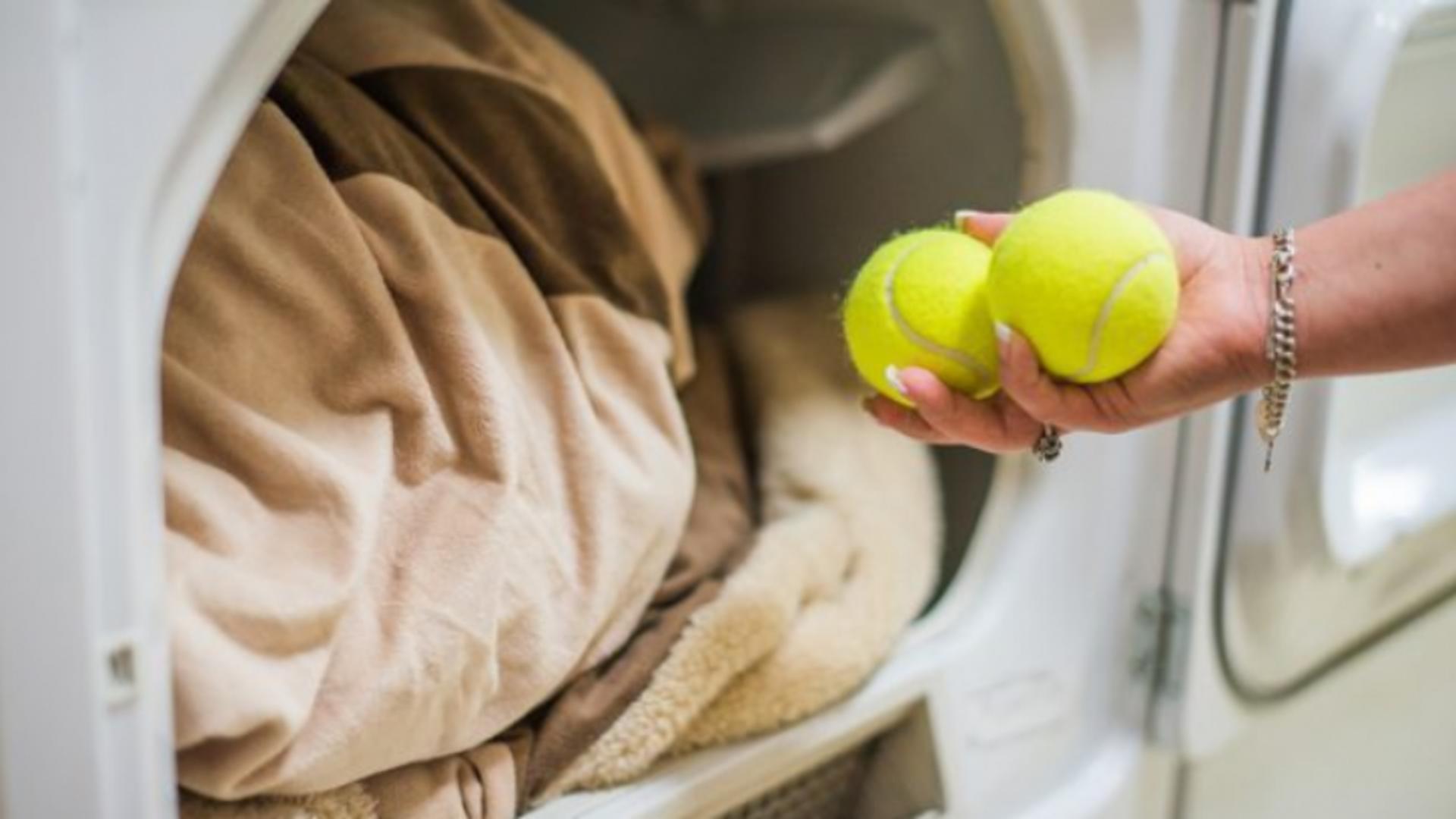 Pune două mingi de tenis în mașina de spălat. Trucul de care nu ai mai auzit până acum