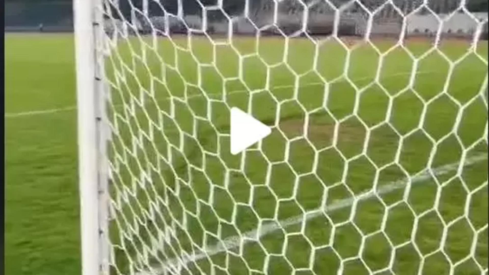 VIDEO – Porțile unui stadion din România, fabricate din țevi de calorifer – Imaginile filmate de un suporter