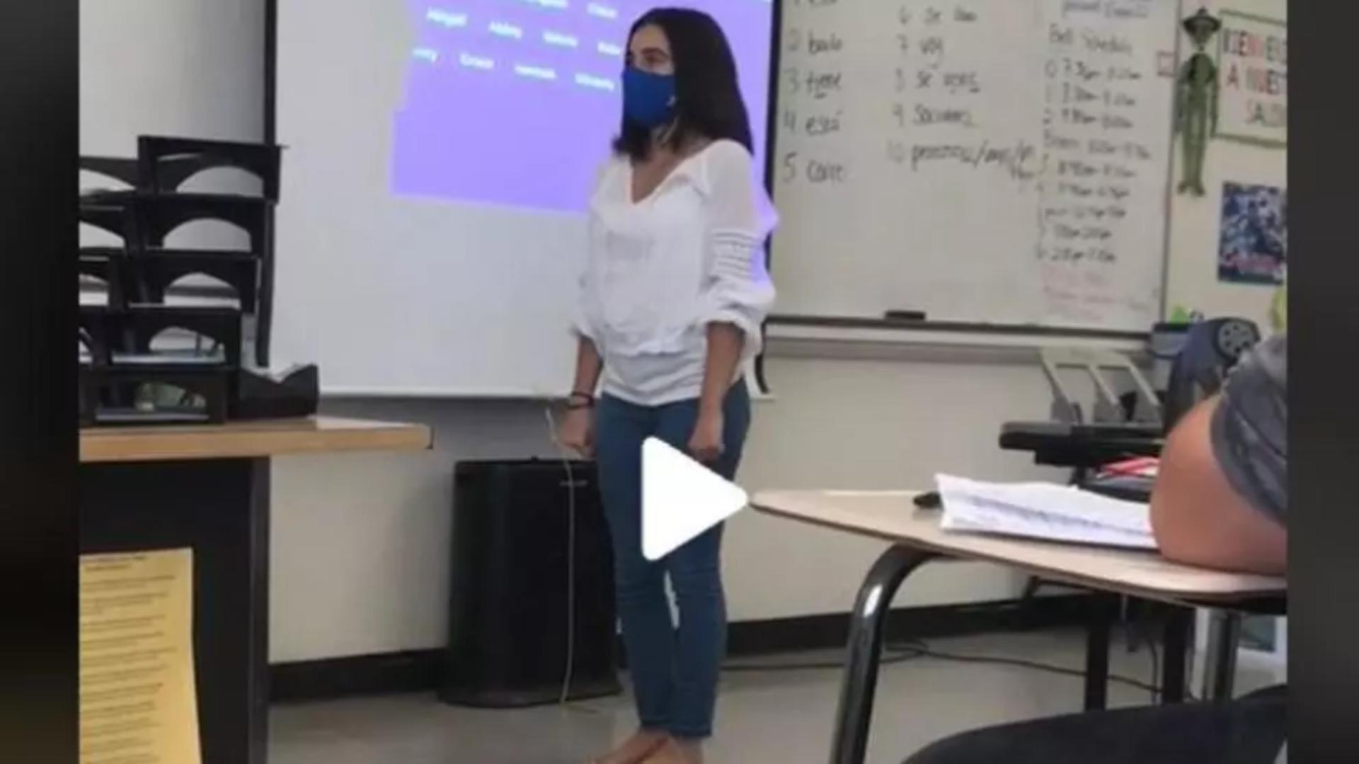 VIDEO – Profesoara de limbi străine s-a dus în față clasei și a făcut asta – Toți elevii au rămas muți de uimire