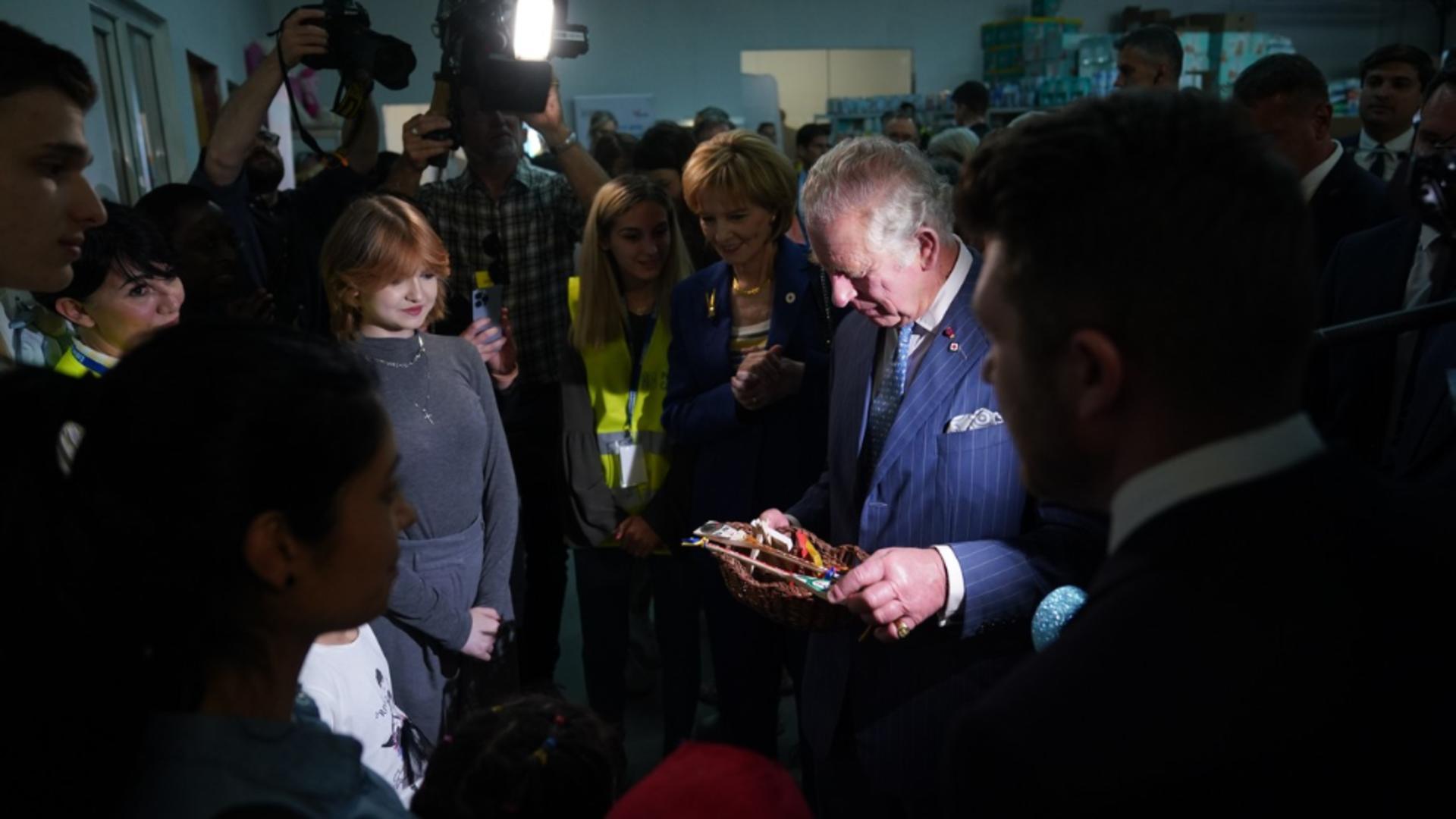 Prințul Charles, moștenitorul Coroanei Britanice, în vizită la Centrul de refugiați de la Romexpo Foto: Profi Media