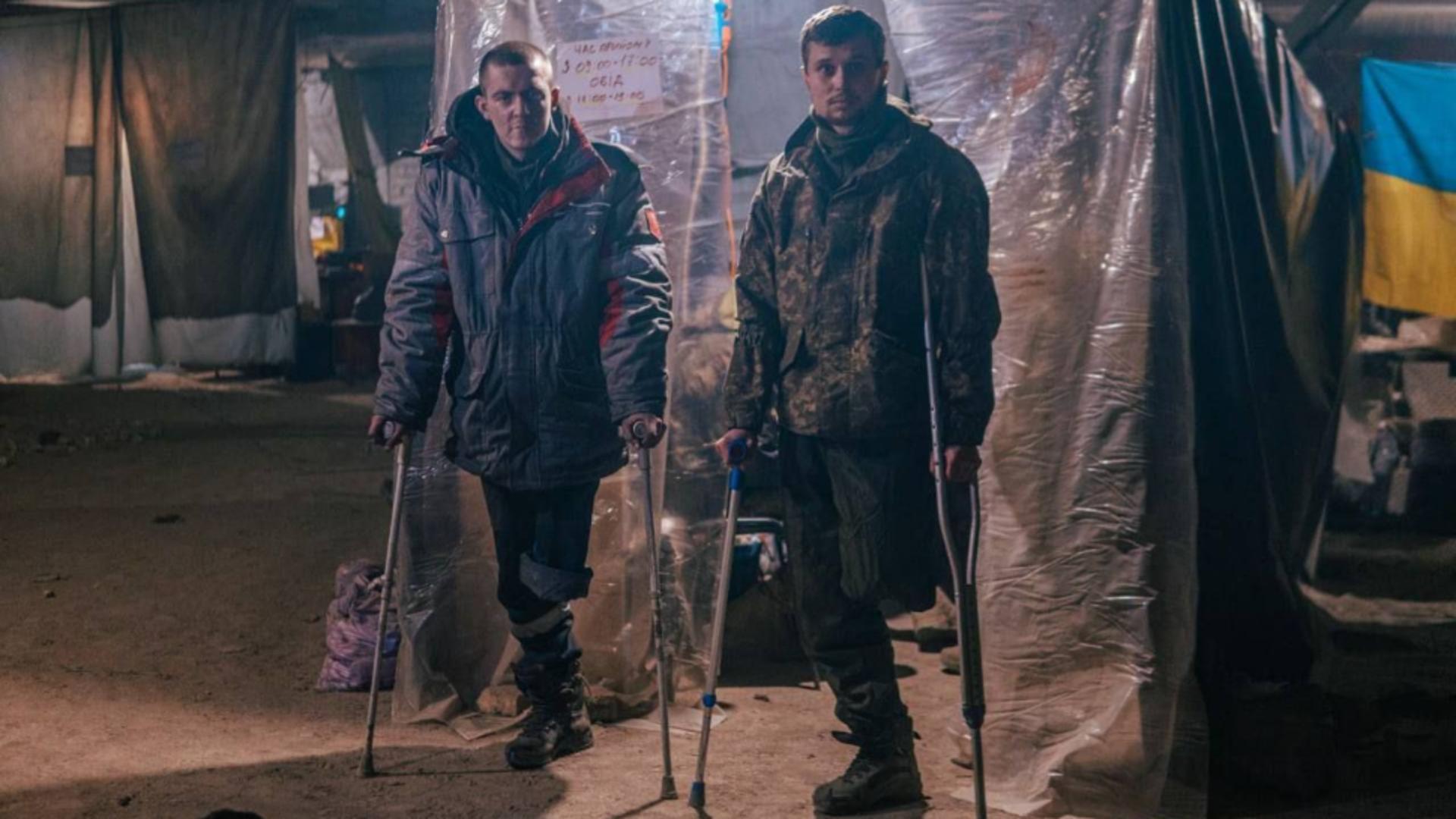 Război Ucraina. Negocieri cu rușii pentru evacuarea celor 38 de luptători foarte grav răniți din Azovstal 