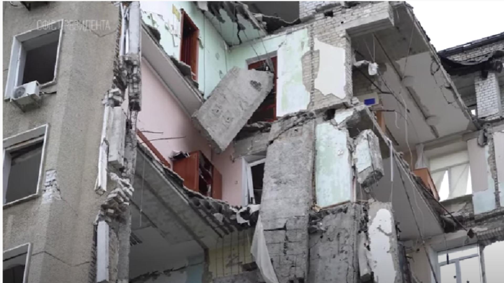 Clădire distrusă de bombardamente / Captură video