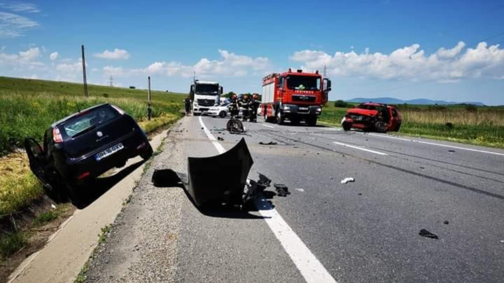 Două autoturisme s-au ciocnit frontal. Sursa foto: Info Trafic Cluj