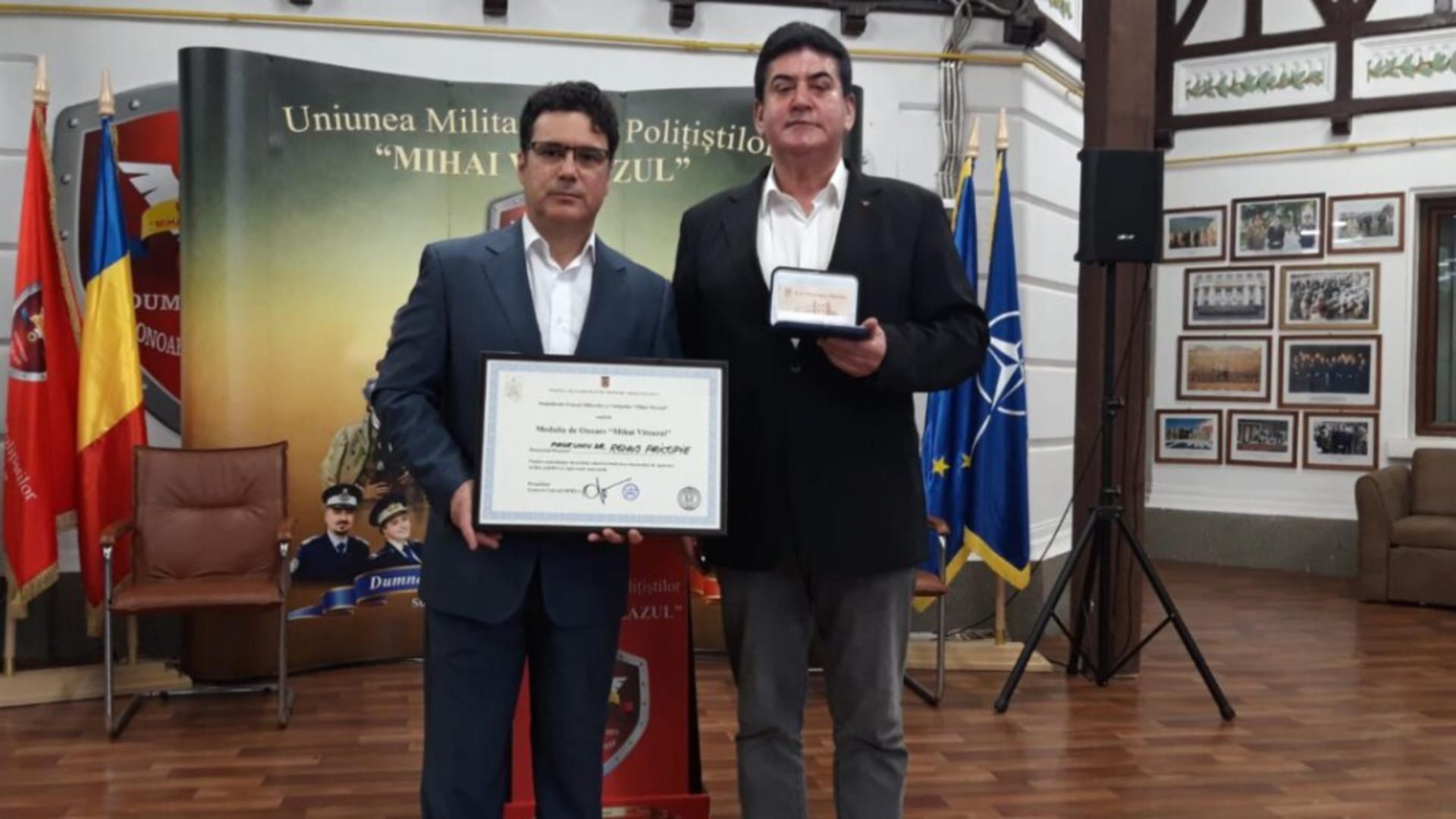 Diploma și medalia de onoare a UMPMV, conferite fostului ministru al Educației Remus Pricopie