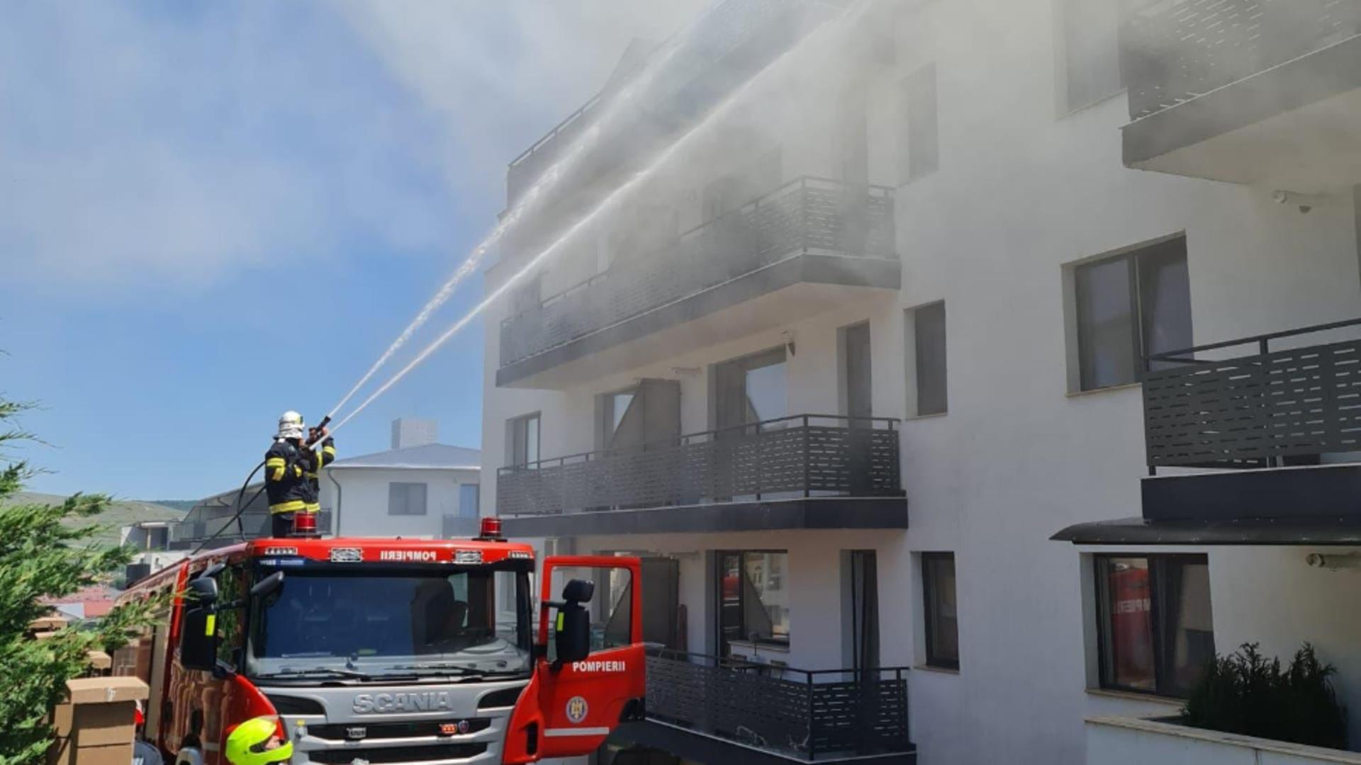 Incendiu violent într-un bloc din Florești - Foto: ISU